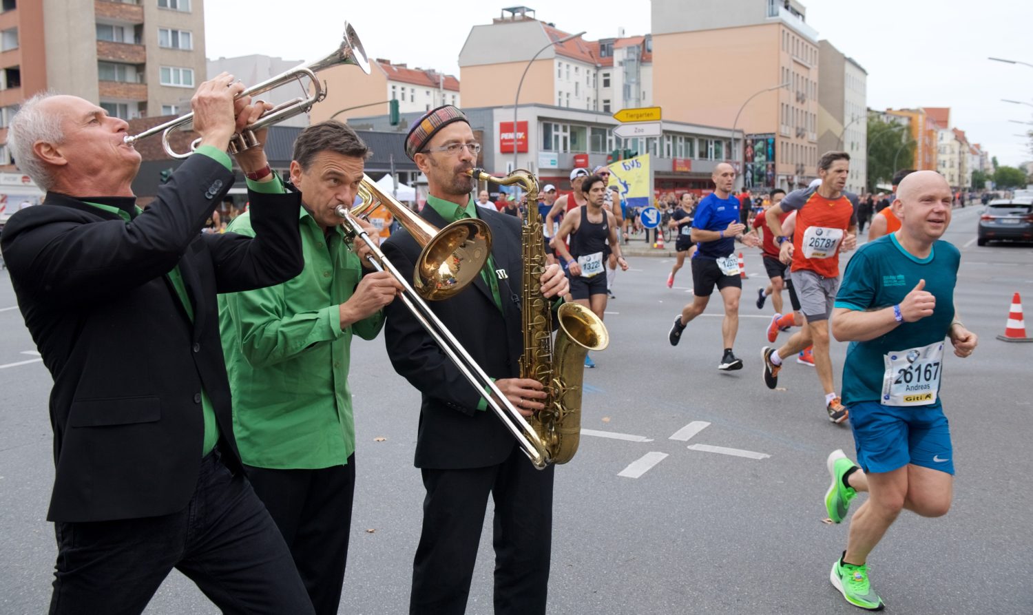 Mit Saxofon, Posaune und Trompete feuert ein Trio die Läufer in Tiergarten an. Foto: Imago/Camera4