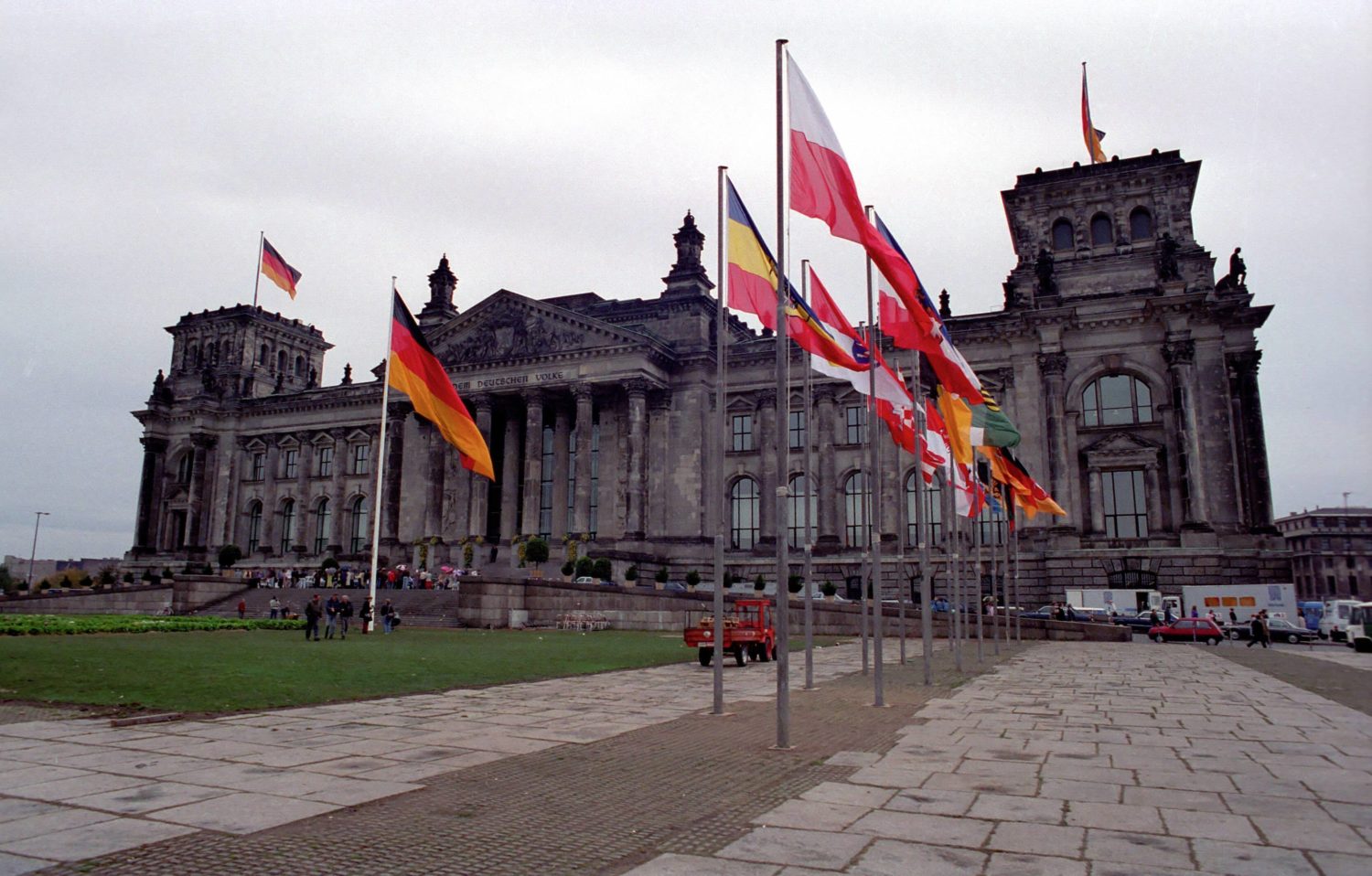 Wiedervereinigung Fotos Berlin: Reichstagsgebäude mit Länderflaggen am Tag der ersten gesamtdeutschen Bundestagssitzung am 4. Oktober 1990. Foto: Imago/Kundel-Saro 