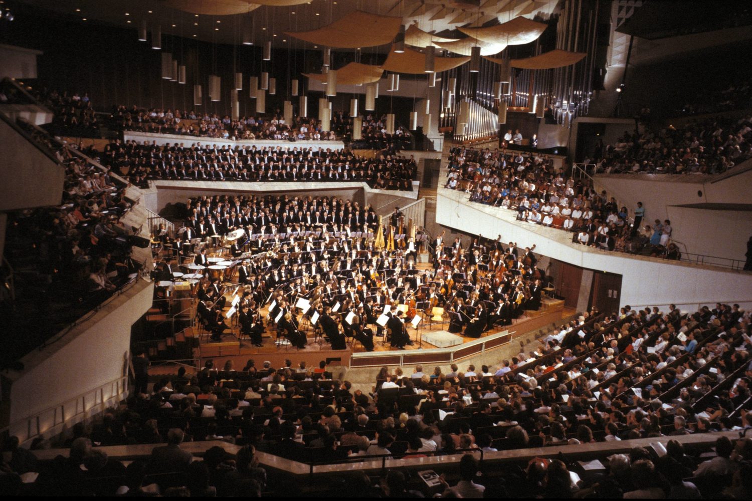 Das Eröffnungskonzert unter der Leitung des österreichischen Dirigenten Herbert von Karajan, bildete den Abschluss der Berliner Festwochen 1963. Foto: Imago/Günter Schneider