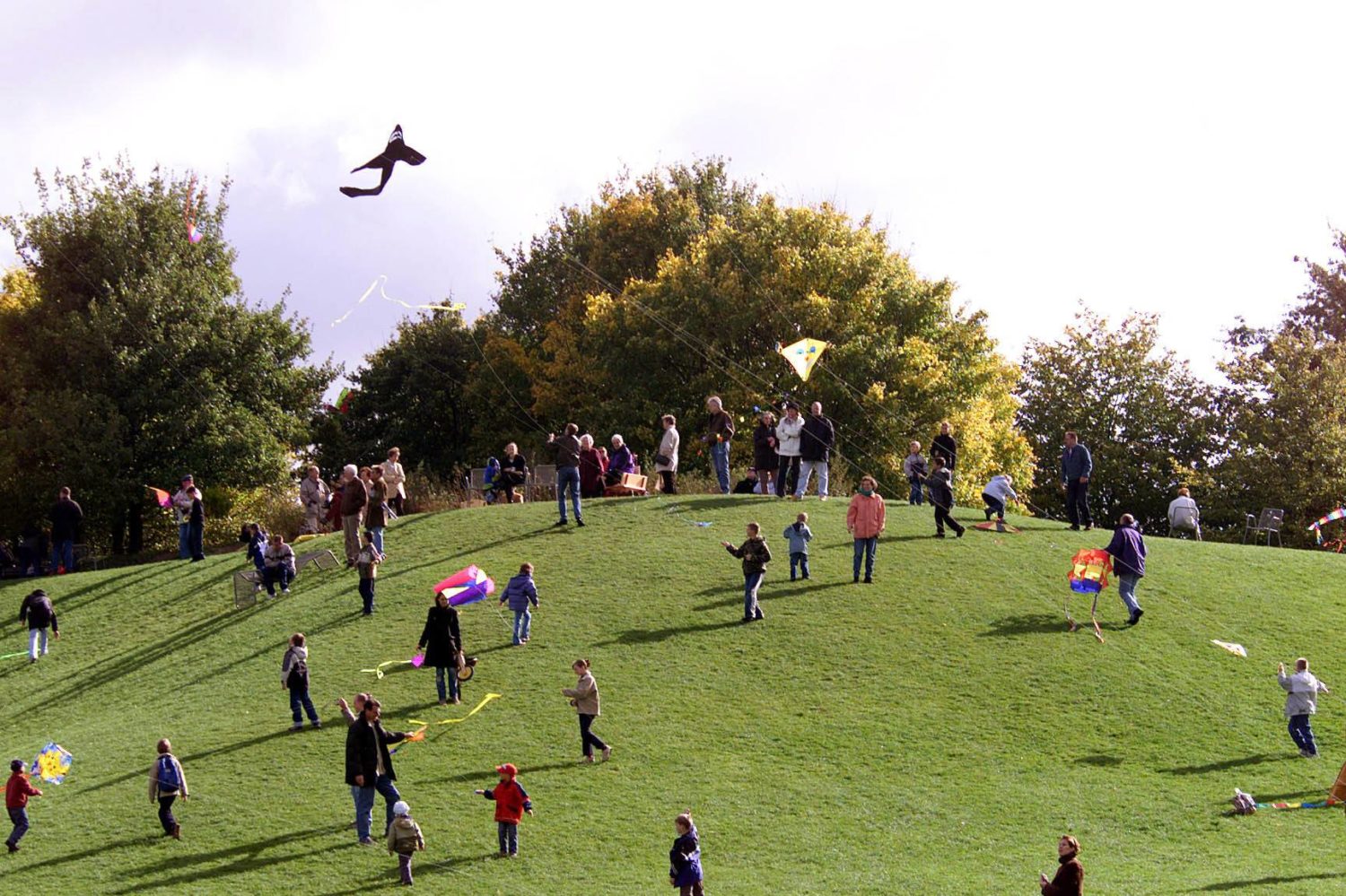 Das Drachenfest im Herbst, lockt viele Besucher auf die Wiesen des Britzer-Gartens in Neukölln. Einer der Hotspots unter den Drachensteigern. Foto: Imago/PEMAX