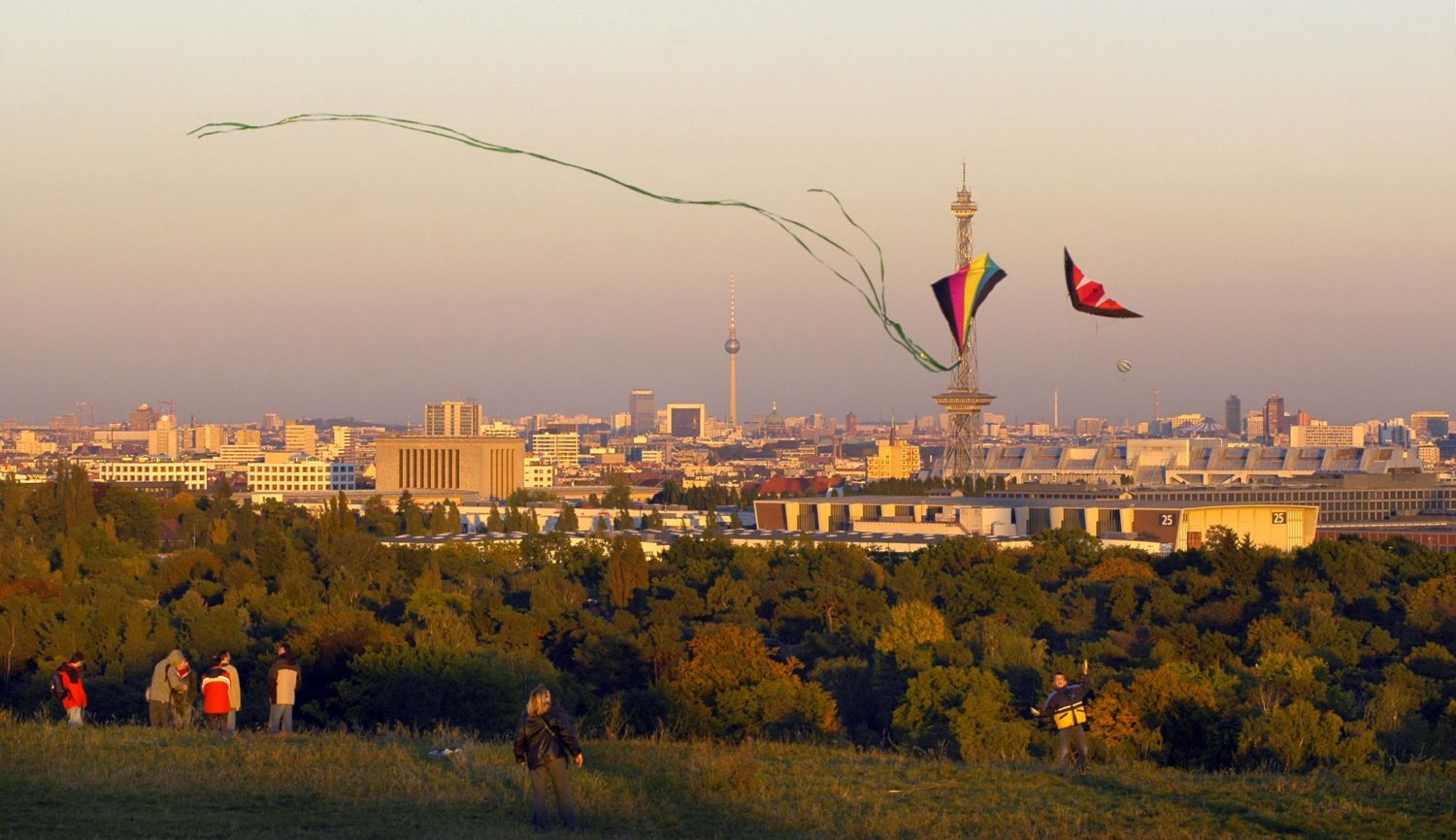 Der Drachen-Himmel über Berlin mit einem beeindruckenden Blick über die Hauptstadt im Herbst. 