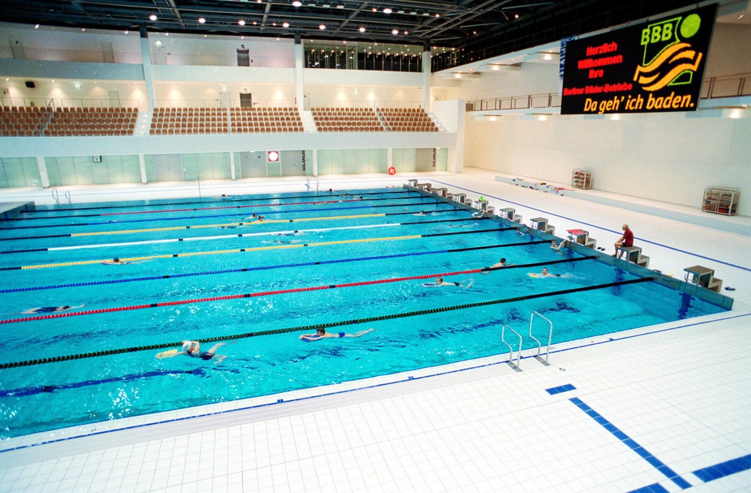 schwimmen Berlin In der Olympia-Schwimmhalle (Velodrom) in Berlin trainieren die Leistungsschwimmer auch für Olympia. 