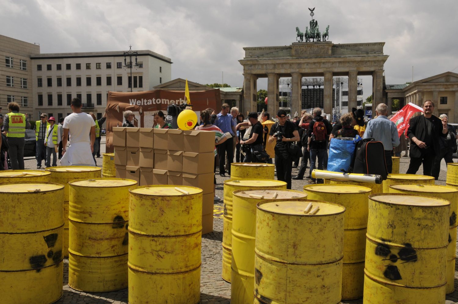 Endlager Berlin – So könnte es demnächst aussehen. Atommüll vor dem Brandenburger Tor. 