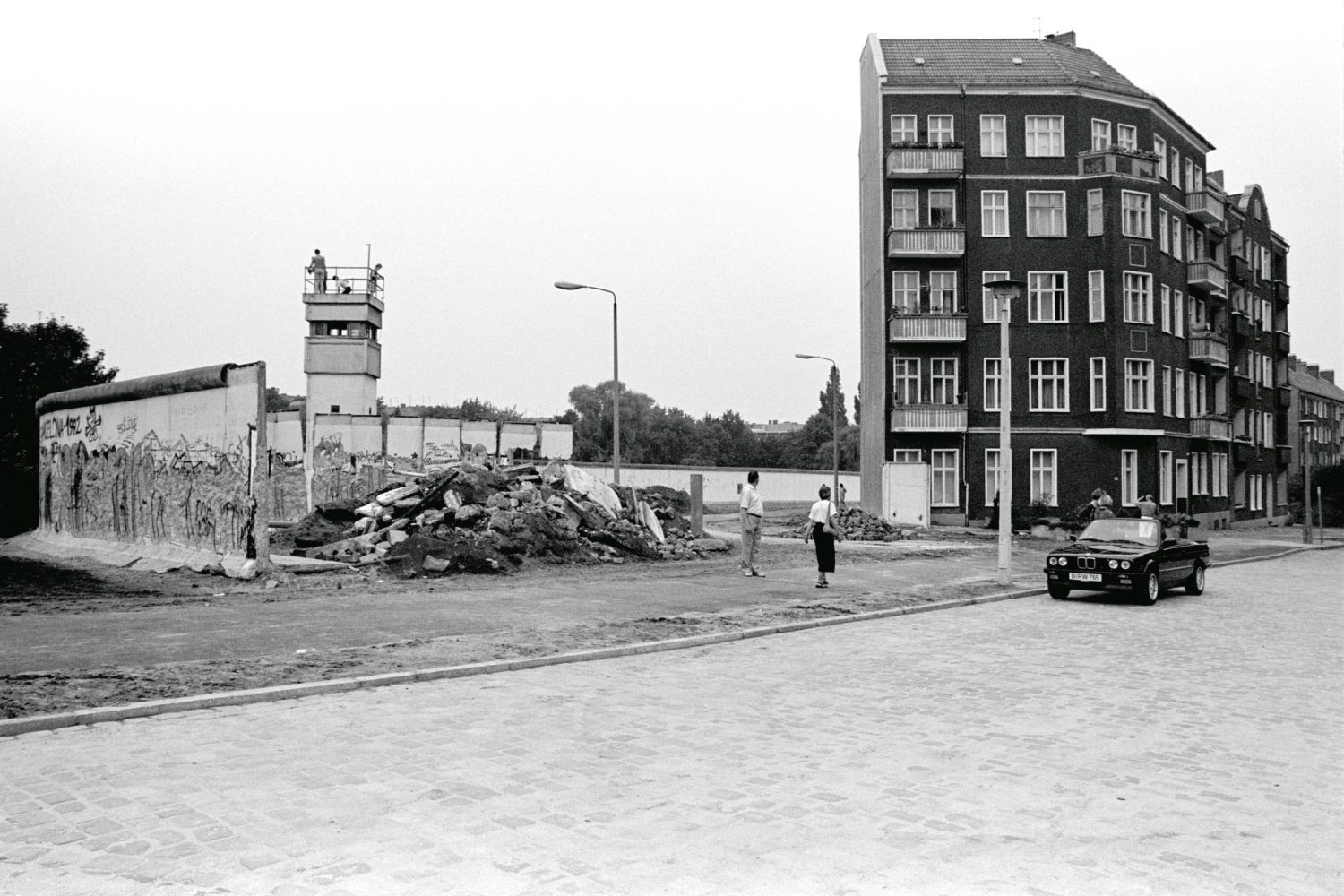 Wiedervereinigung Fotos Berlin: Reste der Berliner Mauer mit Wachturm an der Lohmühlenstraße, Blick von Neukölln nach Treptow. Aufnahme vom 30. Juni 1990. Foto: Imago/Imagebroker