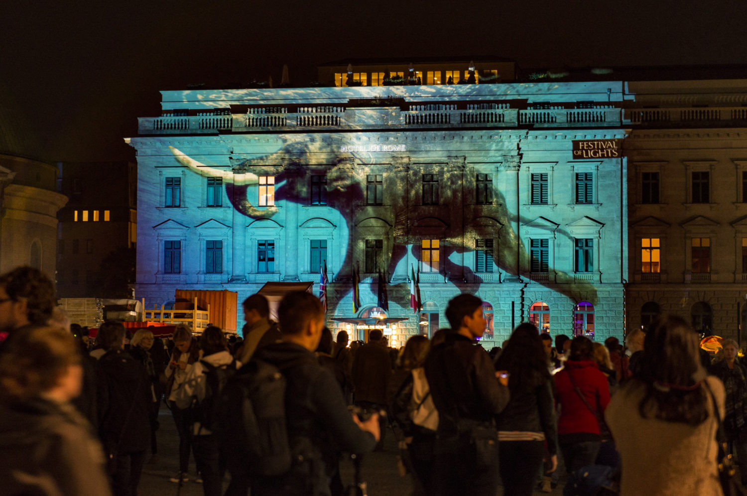 Die schönsten Fotos des "Festival of Lights"? Dieses gehört dazu! Im Jahr 2014 marschierte ein Elefant über den Bebelplatz, das "Naturspektakel" fand auf der Fassade des Hotel de Rome statt. Foto: Imago/Hohlfeld