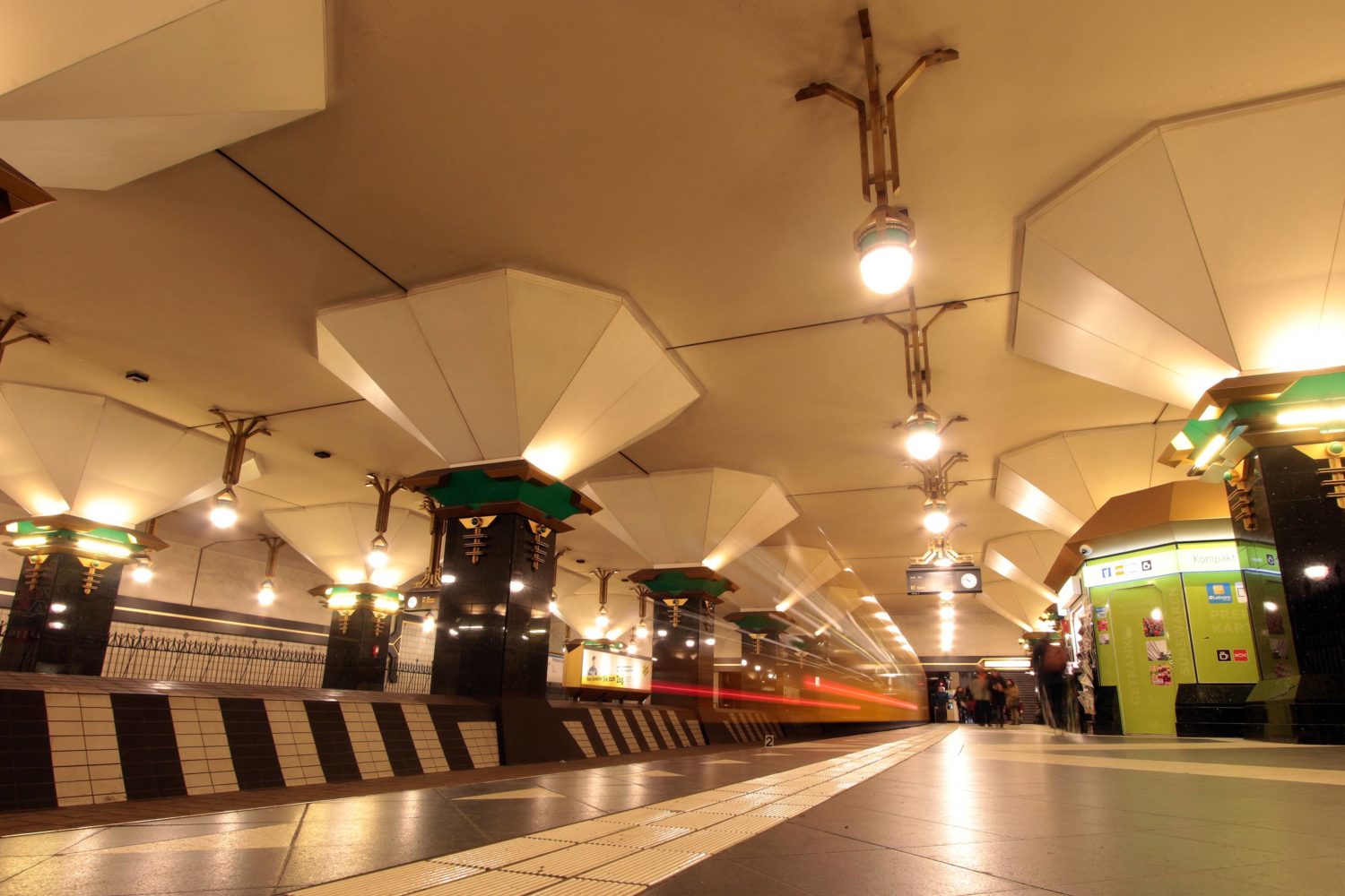 Die schönsten U-Bahnhöfe und Gebäude des Architekten Rainer Rümmler: U-Bahnhof Rathaus Spandau 