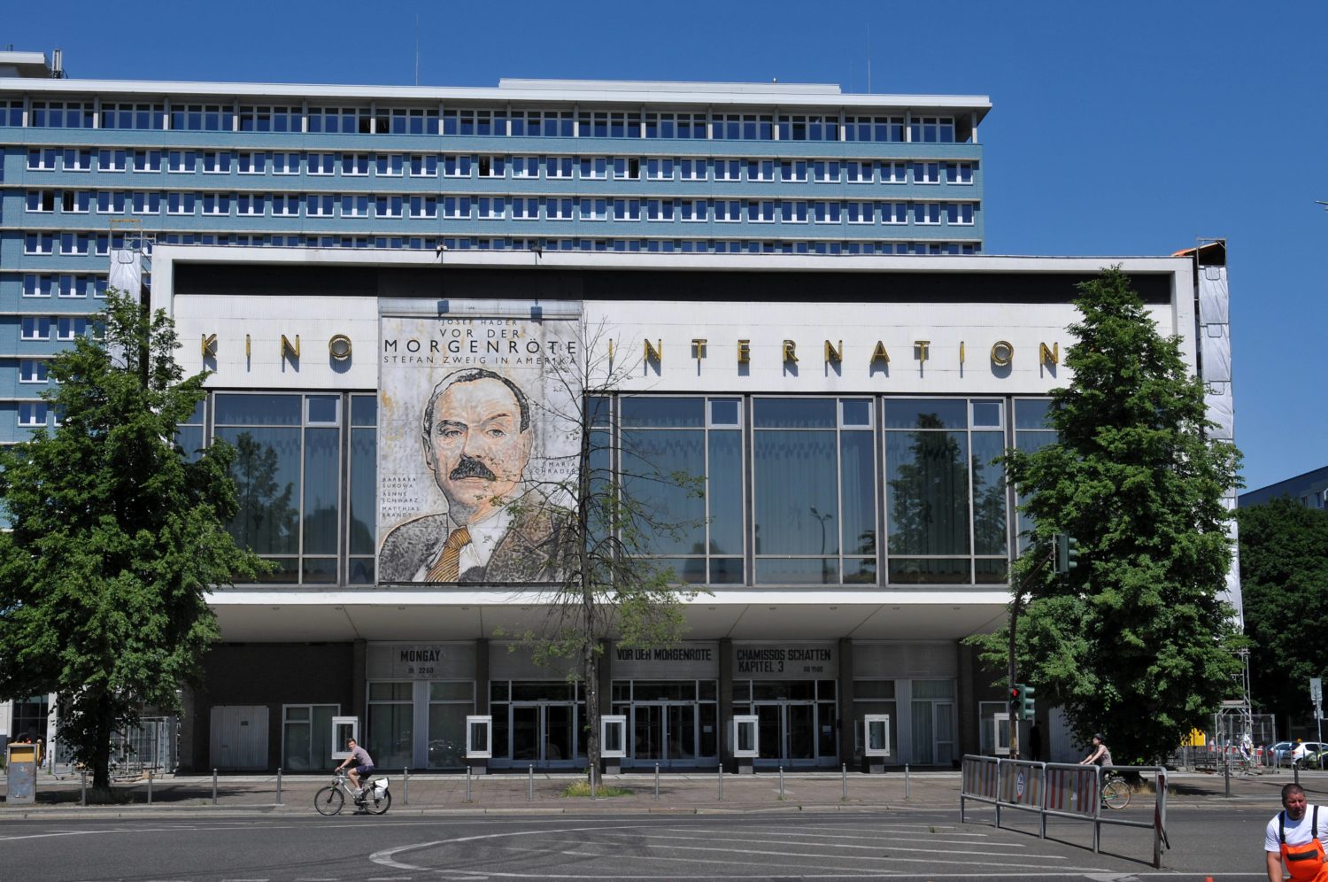 So leicht und elegant konnte DDR-Architektur sein: Das Berliner Kino International, gebaut nach Entwürfen von Josef Kaiser. Foto: Imago Images/Schöning
