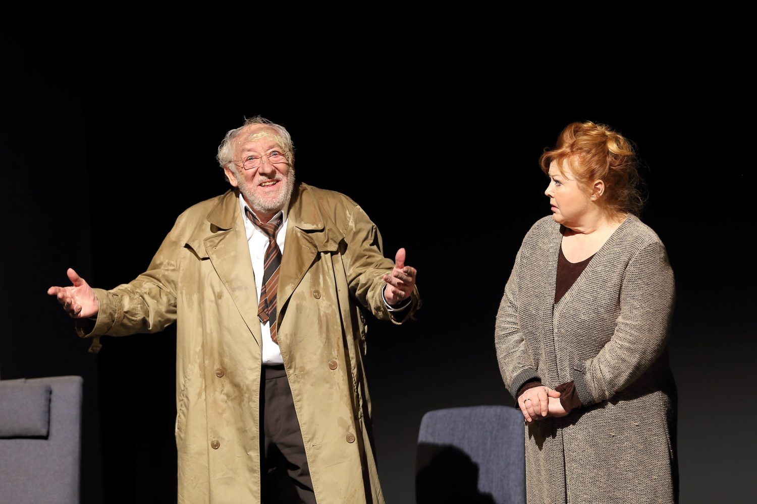 Dieter Hallervorden (als Matthias Clausen) und Franziska Troegner (als Frau Peters) bei der Fotoprobe zum Stück "Vor Sonnenuntergang" im Schlosspark Theater. 