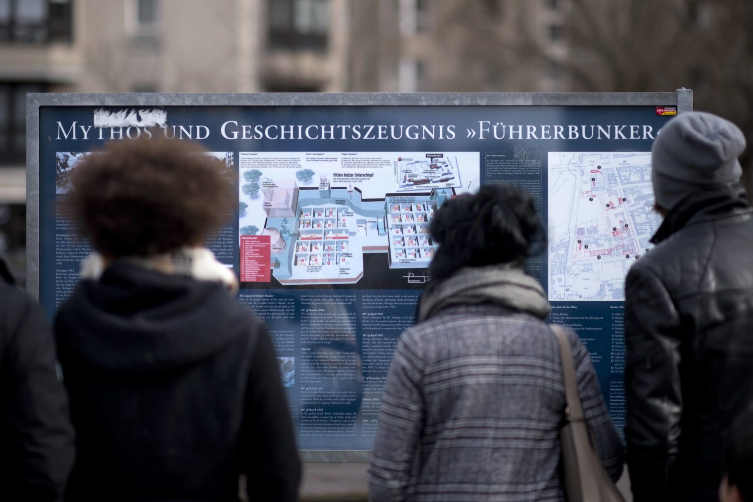 Informationstafel am originalen Führerbunker in Berlin: Zubetonierte Geschichte.