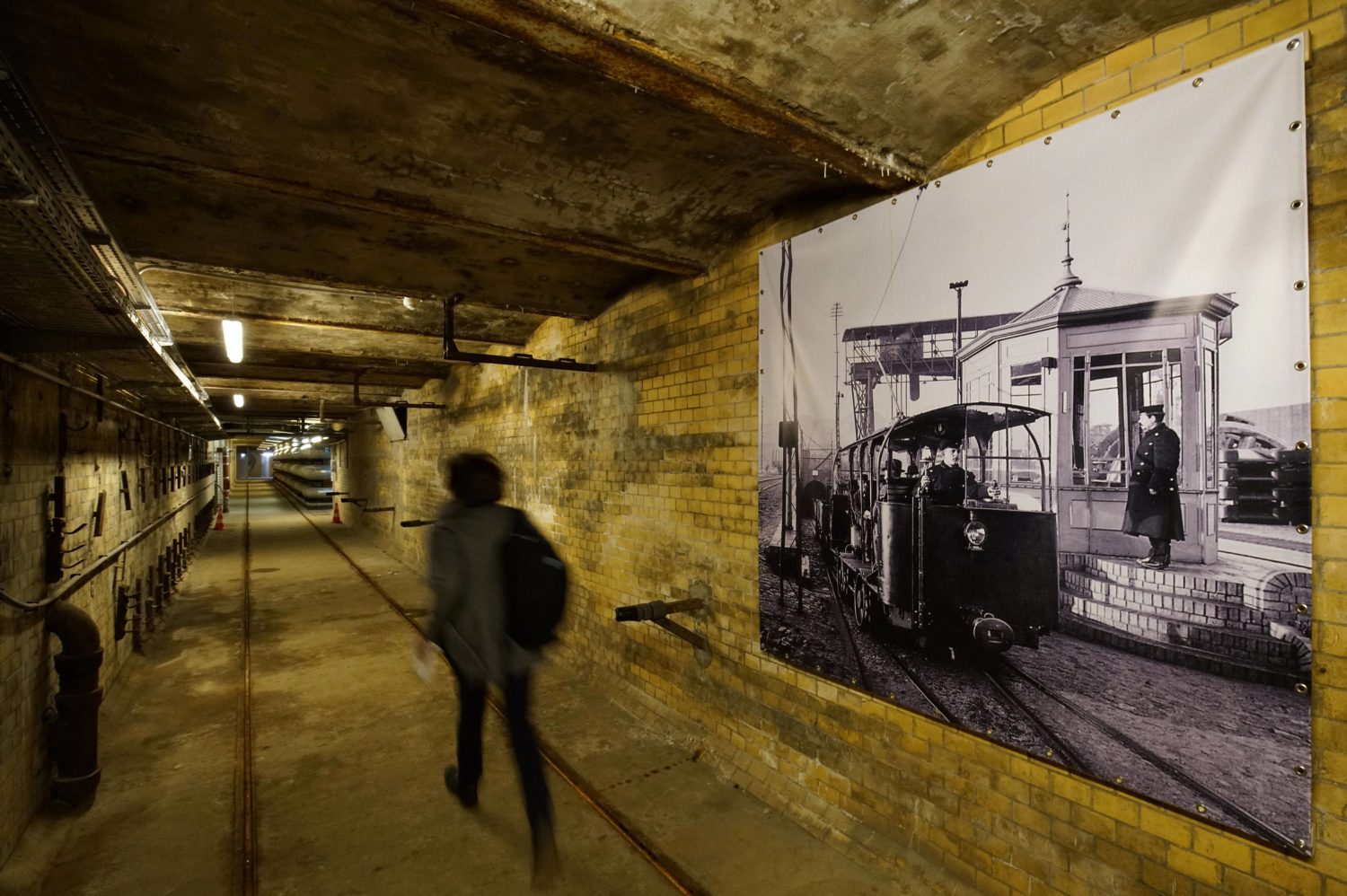 Kühle Orte in Berlin Die Berliner Unterwelten führen euch zum Beispiel durch den AEG-Versuchstunnel, den ersten U-Bahntunnel Deutschlands.