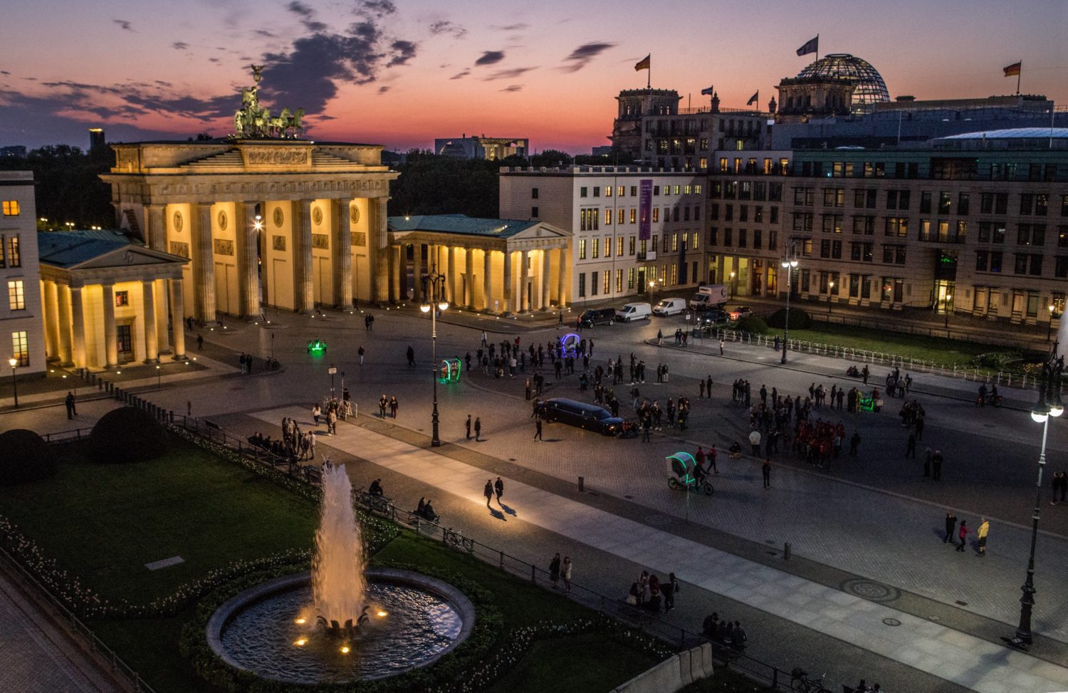 Wunderschöner Anblick: Reges Treiben auf dem Pariser Platz nach Anbruch der Dunkelheit. 