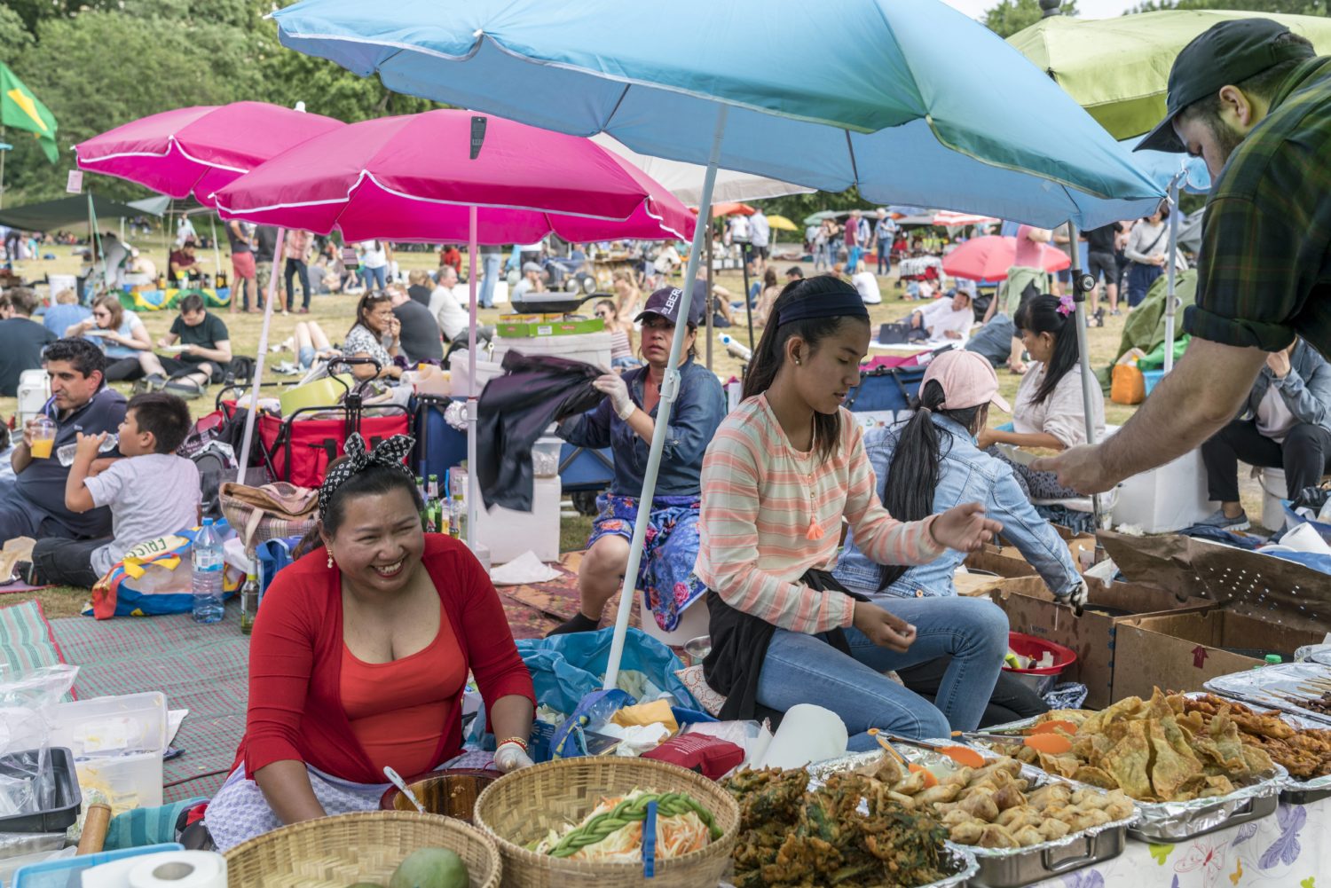 Auf der Thaiwiese im Preußenpark in Wilmersdorf treffen sich ostasiatische Familien und verkaufen an geduldige Berliner und Touristen die Schmankerl der lokalen Küche. Foto: Imago/Travel-Stock-Image