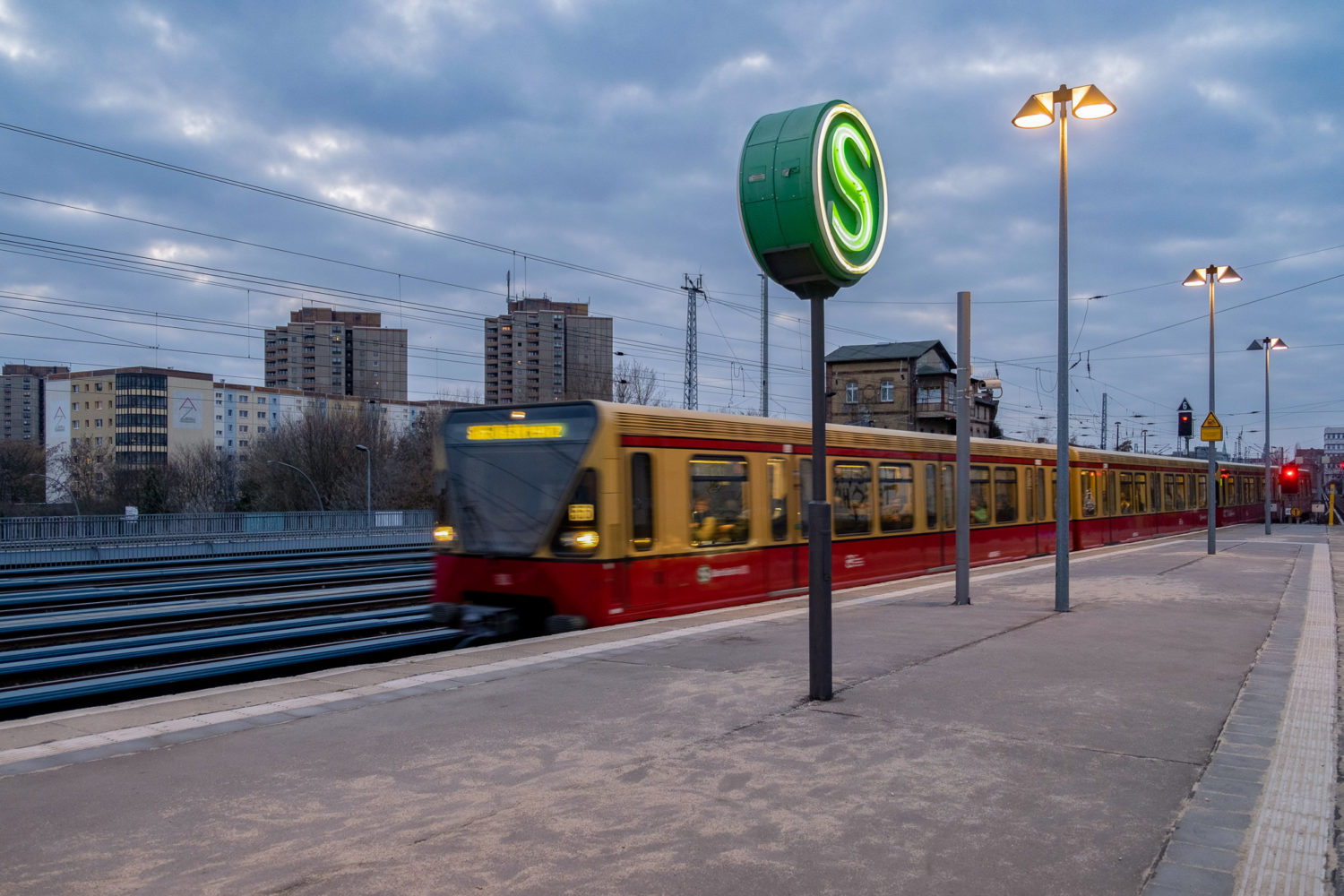 Im Kreis fahren und auf Platten blicken: der Ernst-Thälmann-Park am S-Bahnhof Greifswalder Straße. Foto: Imago/Zöllner