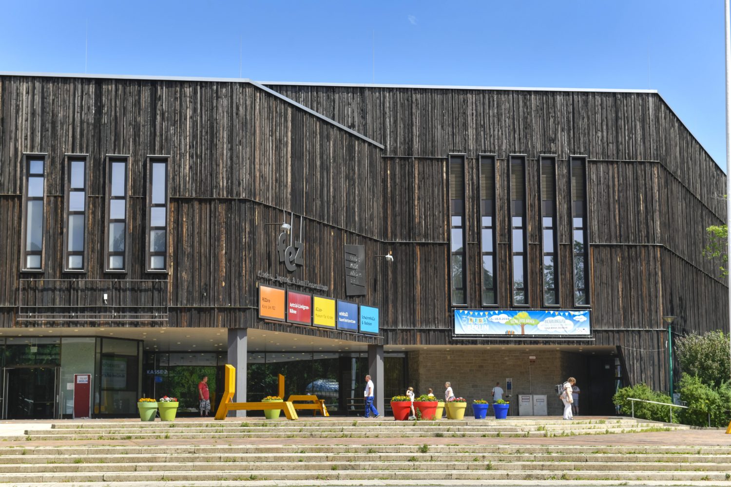 Der Pionierpalast Ernst Thälmann ist heute als FEZ ein beliebtes Ausflugsziel für Kinder. Der DDR-Architekt Günter Stahn entwarf den Bau samt Holzfassade in der Berliner Wuhlheide. Foto: Imago Images/Schöning