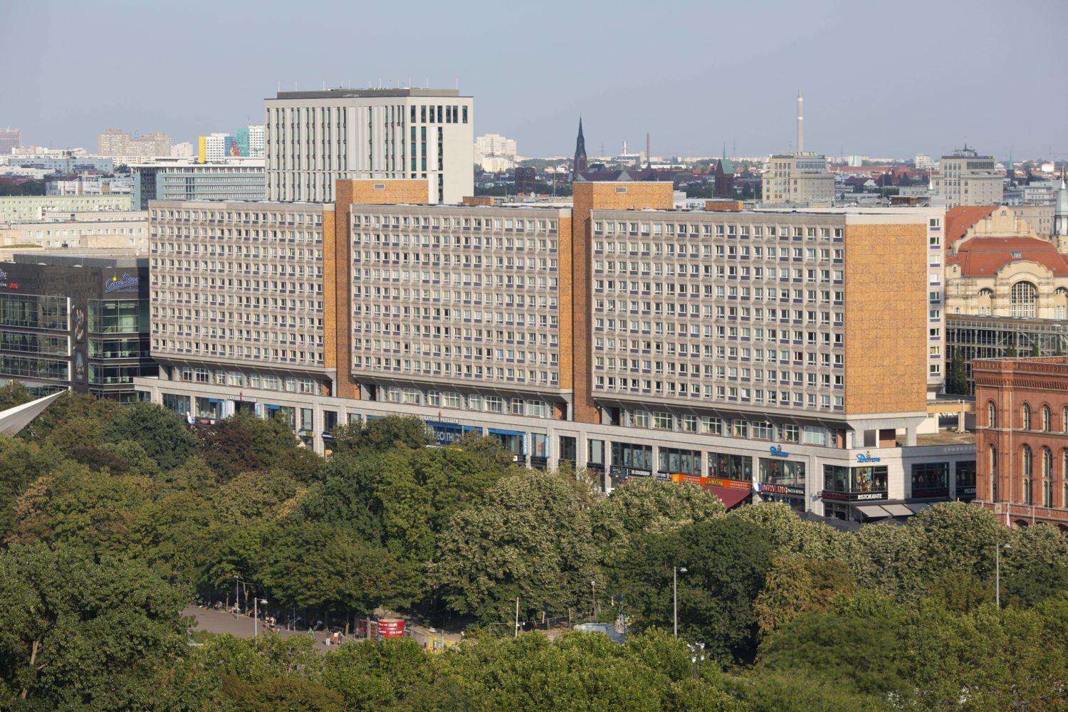 DDR-Architekten in Berlin: Heinz Graffunder ließ sich für seine Rathauspassagen von Le Corbusier inspirieren. Foto: Imago Images/Dirk Sattler