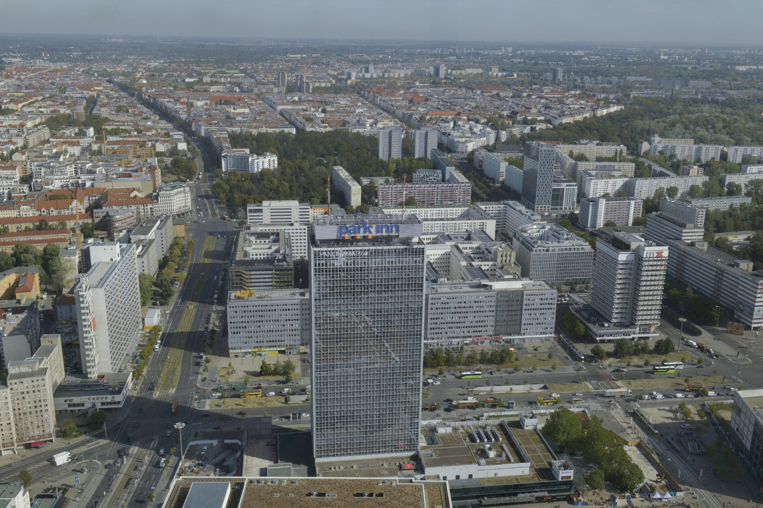 Die DDR-Führung ließ den Alexanderplatz neu gestalten und ließ eines der höchsten Hochhäuser in Berlin dort errichten. Foto: Imago/Schöning