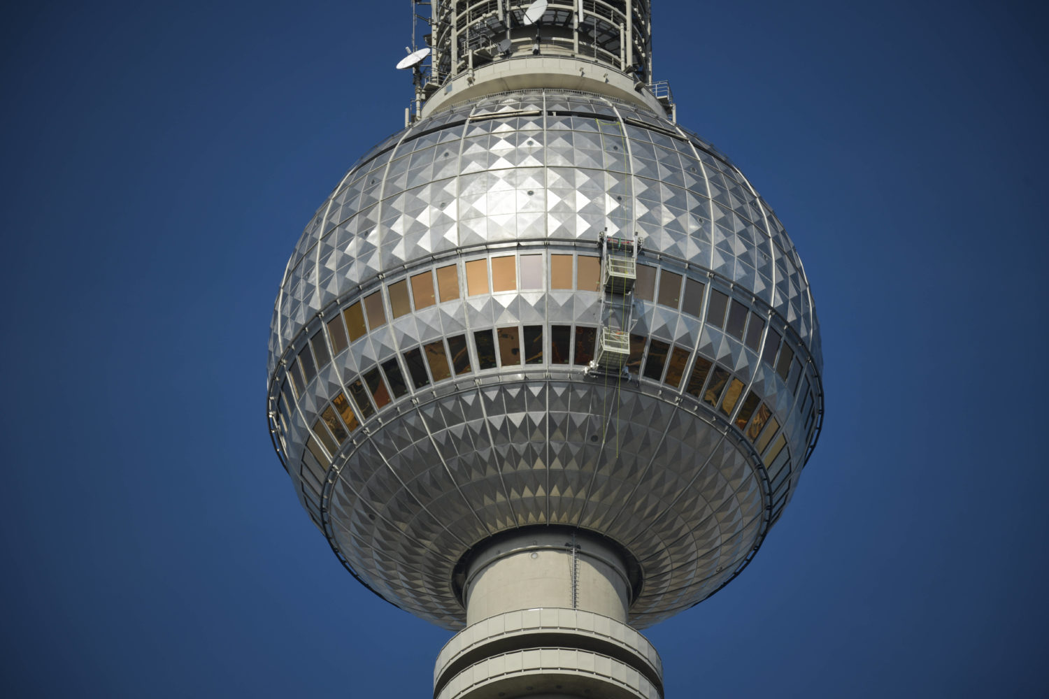 Wie kein anderes Ost-Bauwerk hat der Fernsehturm es zum Gesamtberliner Wahrzeichen gebracht. Anspruch auf die Urheberschaft erheben viele DDR-Architekten in Berlin. Foto: Imago Images/Schöning
