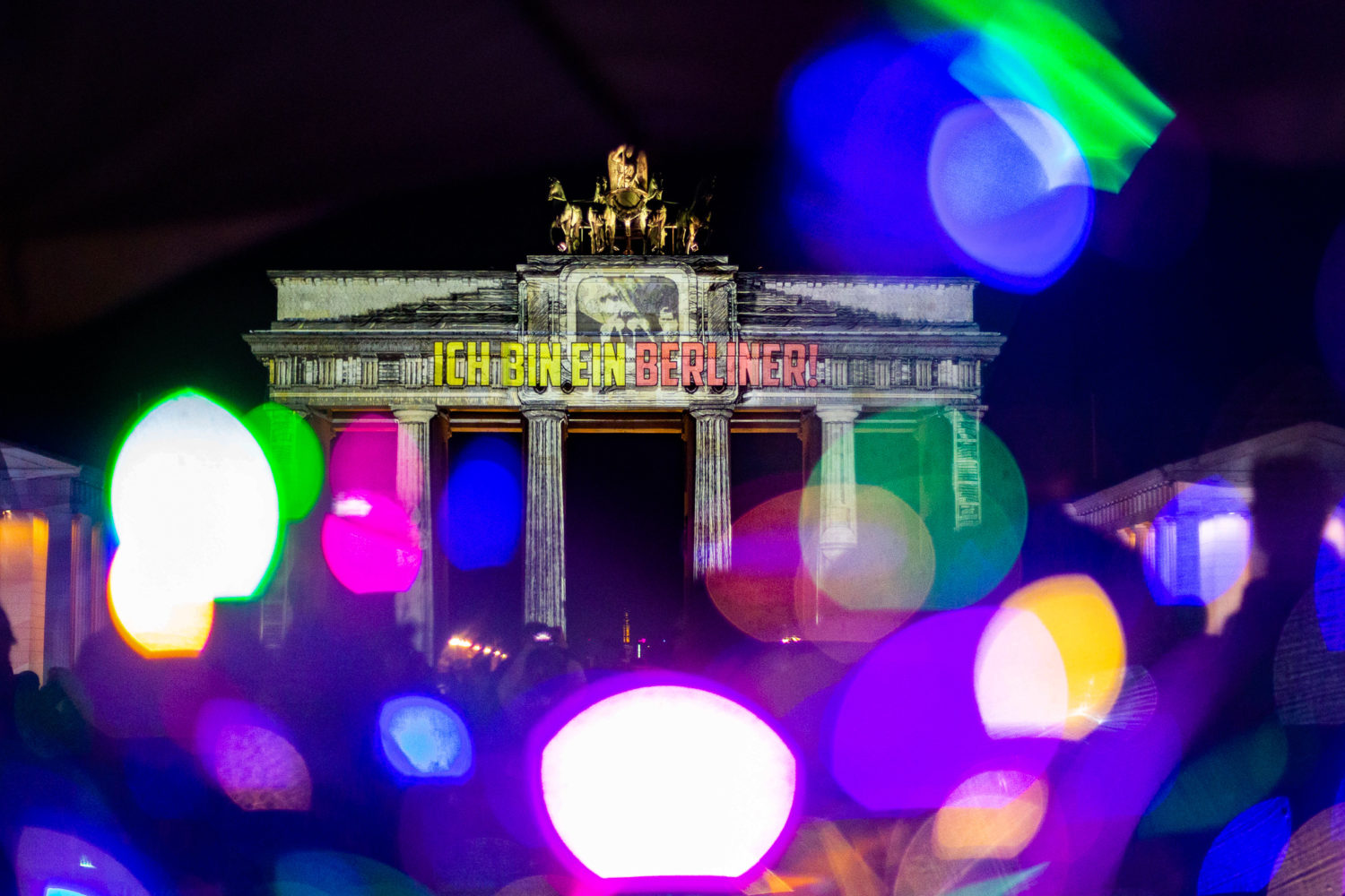 Ja, ein bisschen Kitsch muss auch sein. In poppigen Farben wurde JFKs legendäres Zitat "Ich bin ein Berliner" ans Brandenburger Tor projiziert. Foto: Imago/A. Friedrichs