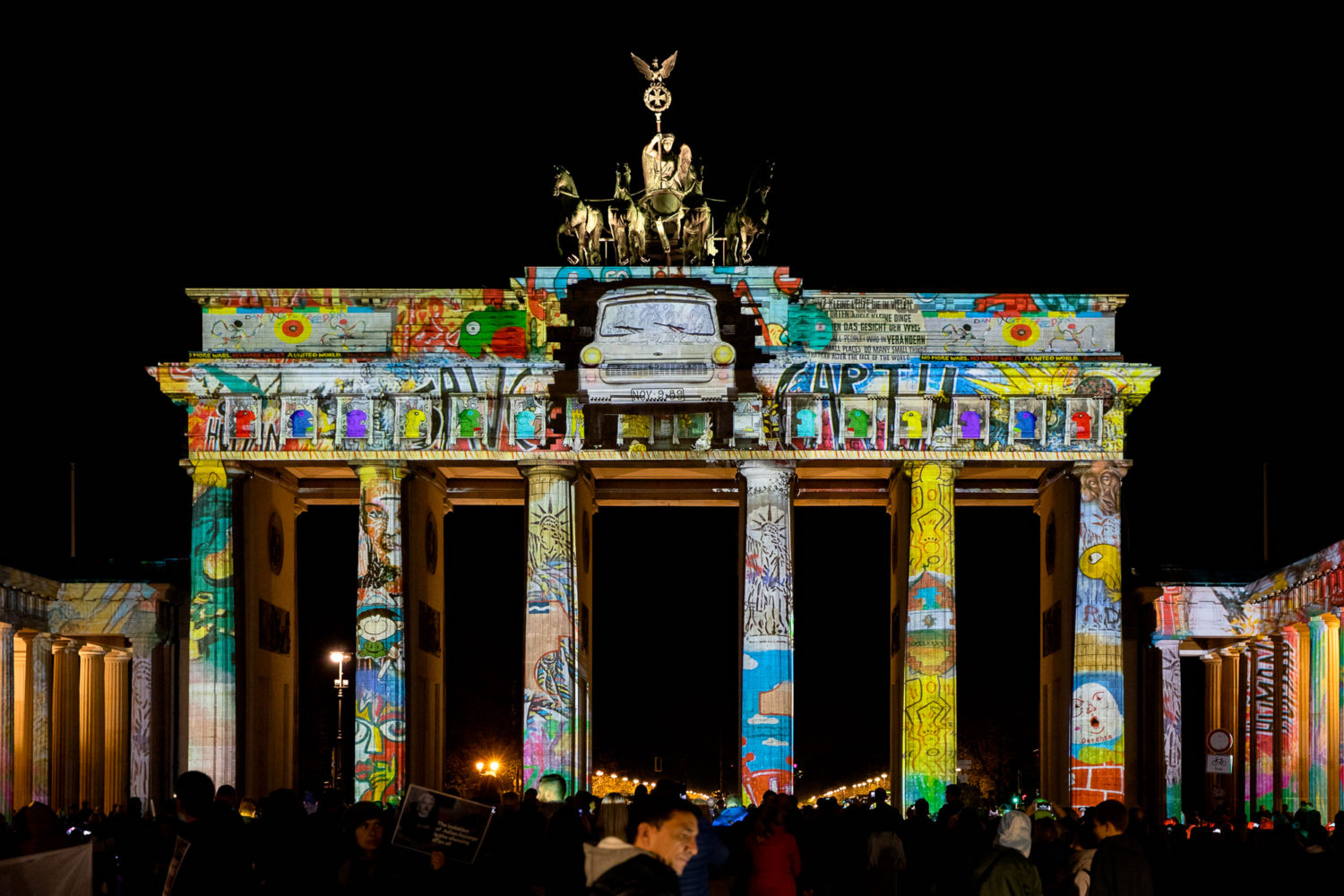 Beim "Festival of Lights" krönte auch schon einmal ein Trabant das Brandenburger Tor. Foto: Imago/Contini