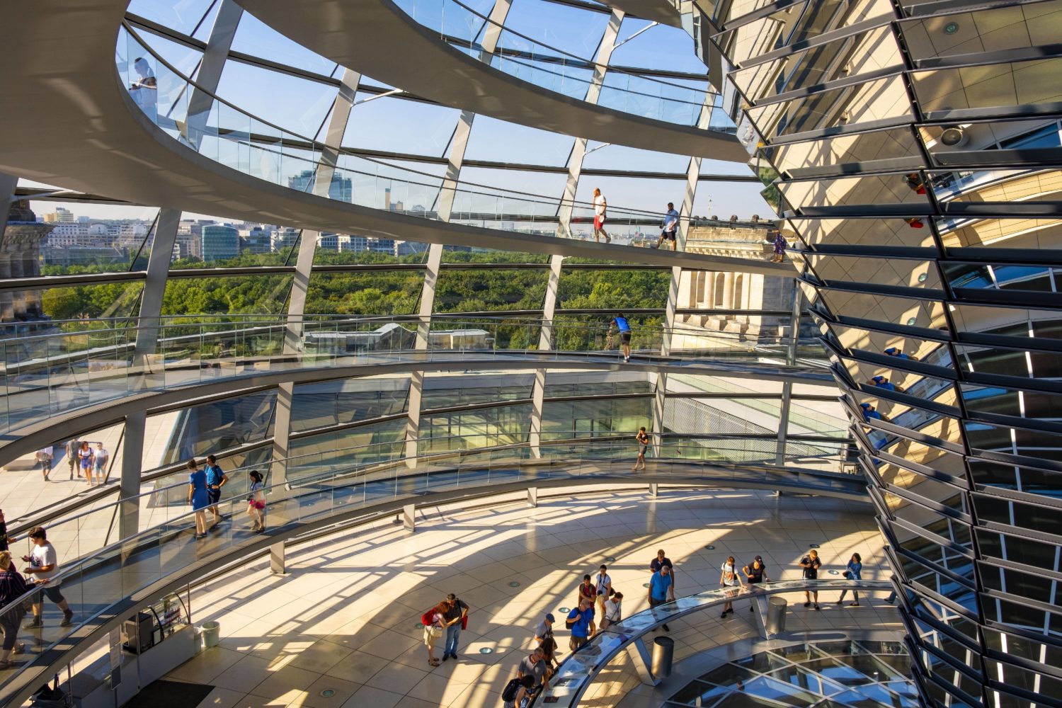 Stararchitekten in Berlin: Im Inneren der Reichstagskuppel. Norman Fosters berühmte Glaskonstruktion hat den Sitz des Deutschen Bundestags radikal verändert. Foto: Imago/BE&W