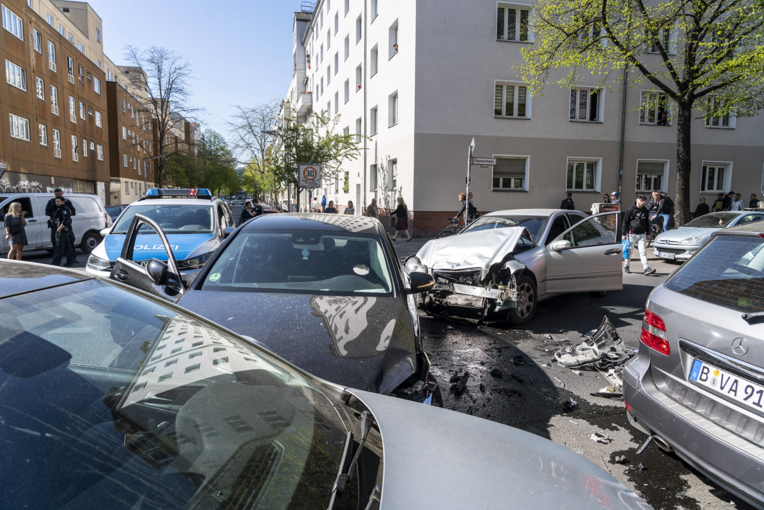 Unfall an der Pannierstraße. Illegale Autorennen mit meist jungen Männern am Steuern führen oft zu Unfällen. 