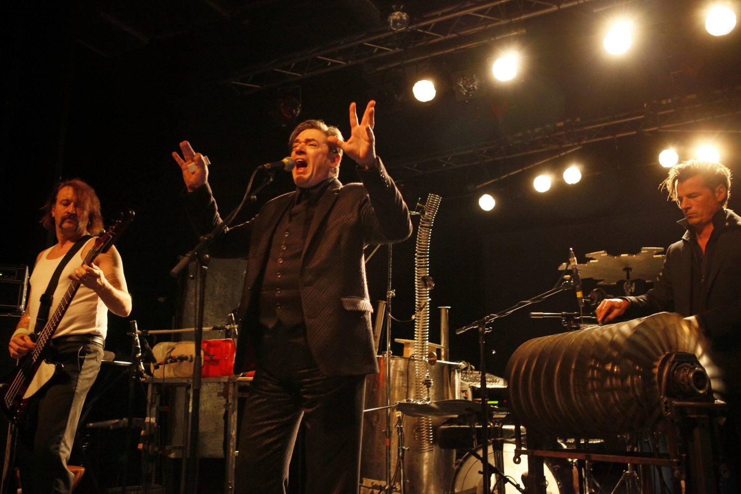 Einstürzende Neubauten im Berliner C-Club, Sänger Blixa Bargeld, Bassist Alexander Hacke, Perkussion Rudolf Moser.