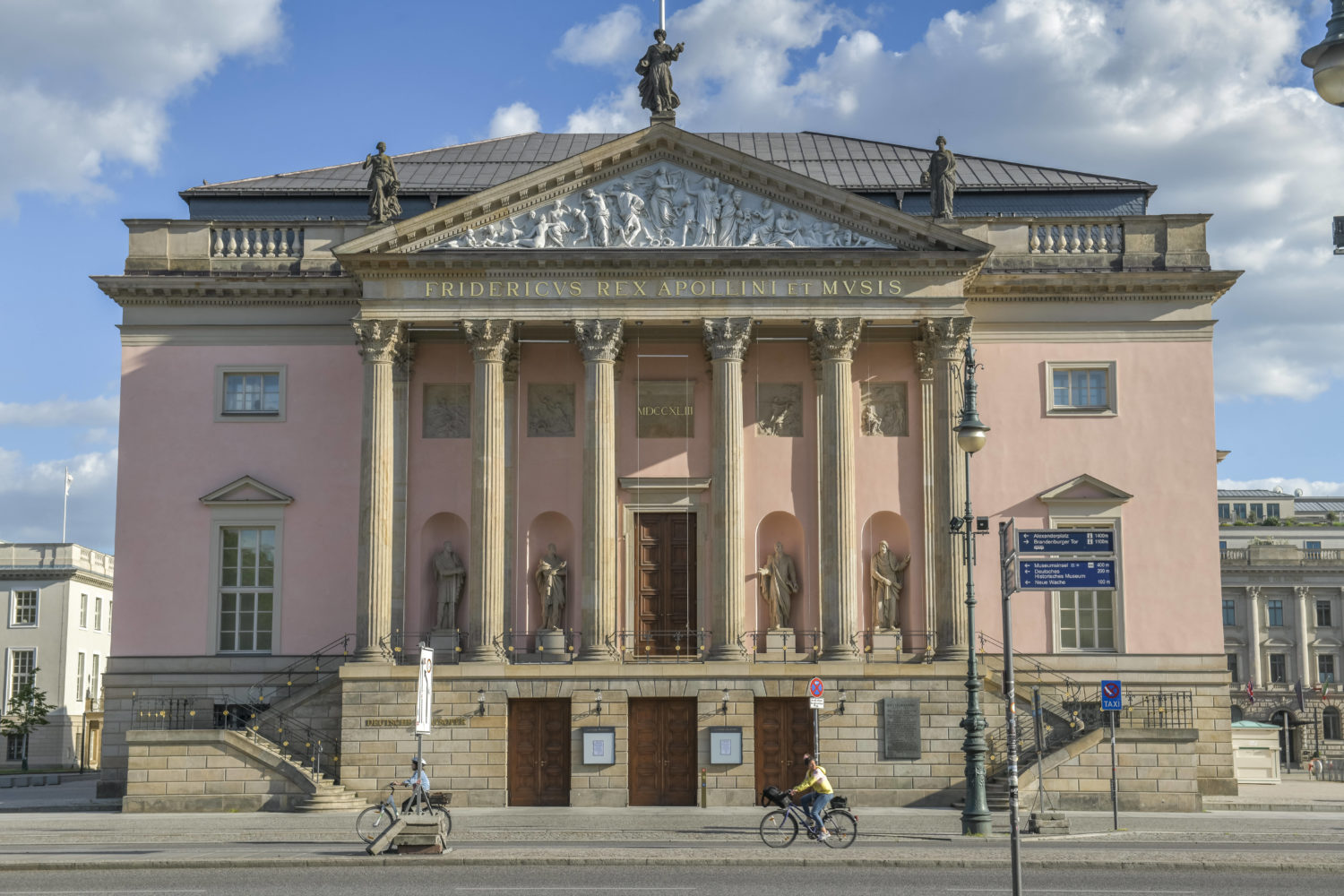 Berühmte Architekten Berlin: Staatsoper Unter den Linden in Mitte, ursprünglich erbaut nach den Plänen von Georg Wenzeslaus von Knobelsdorff. 