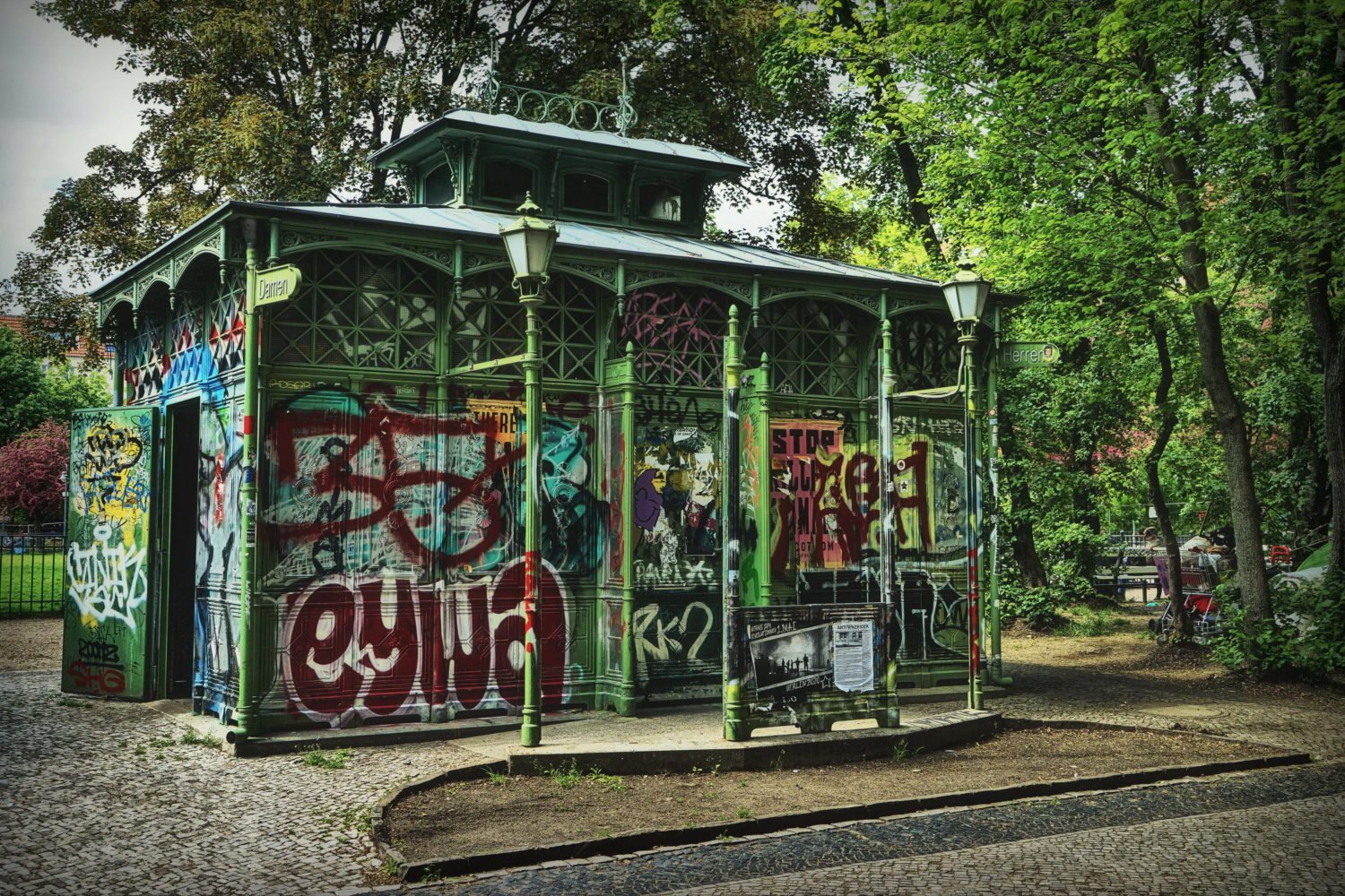 Öffentliche Toiletten: Historisches Toilettenhaus am Boxhagener Platz in Friedrichshain. Foto: Imago/POP-EYE/Christian Behring