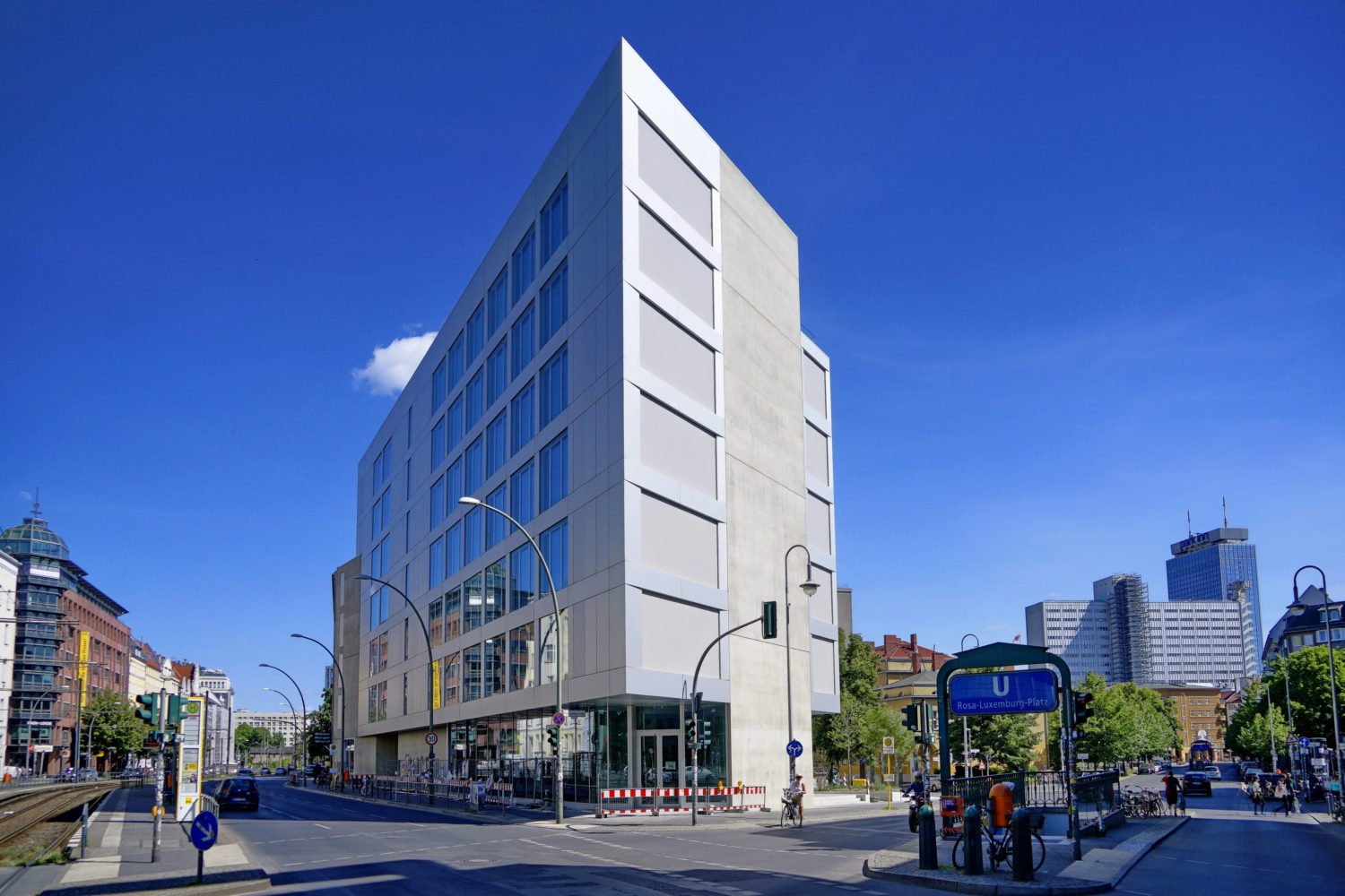 Berliner Verlage: Der Suhrkamp Verlag hat seinen Sitz in einem Neubau in der Nähe des Rosa-Luxemburg-Platzes. Foto: Imago Images/POP-EYE