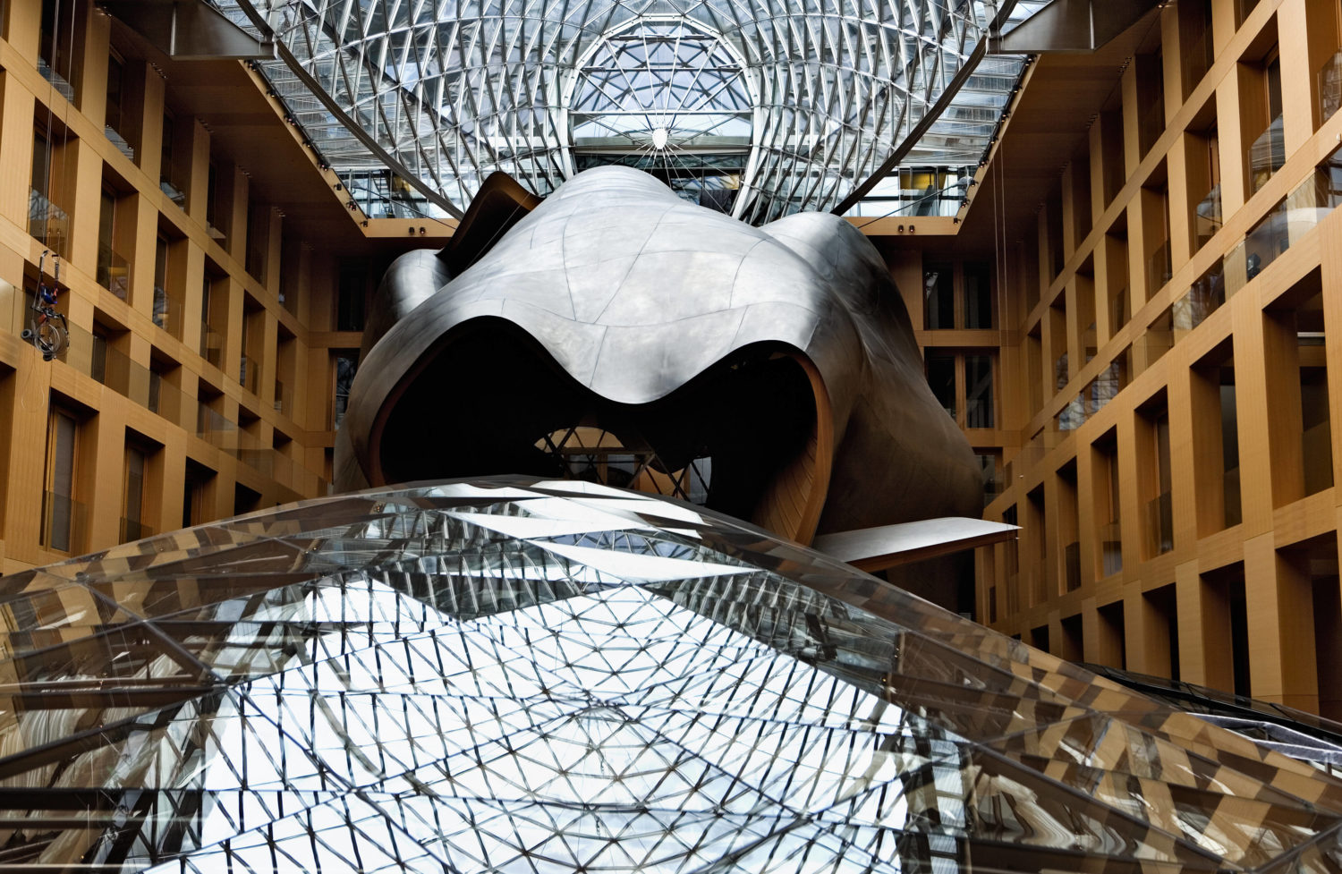 Frank O. Gehry konzipierte die spektakuläre DZ Bank am Pariser Platz. Foto: Imago/Lucas Vallecillos/VWPics
