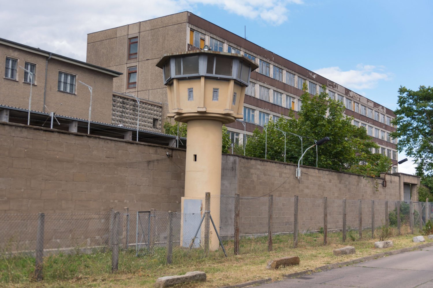 Bereits von außen sehenswert: Die ehemalige Haftanstalt Berlin-Hohenschönhausen mit einem der Wachtürme. Foto: Imago/Christian Spicker 