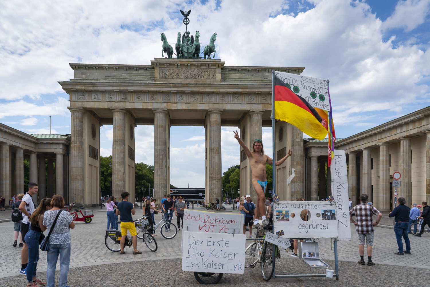 Ein Mann protestiert vor dem Brandenburger Tor, Aufnahme vom Juli 2020. Foto: Imago/Hohlfeld
