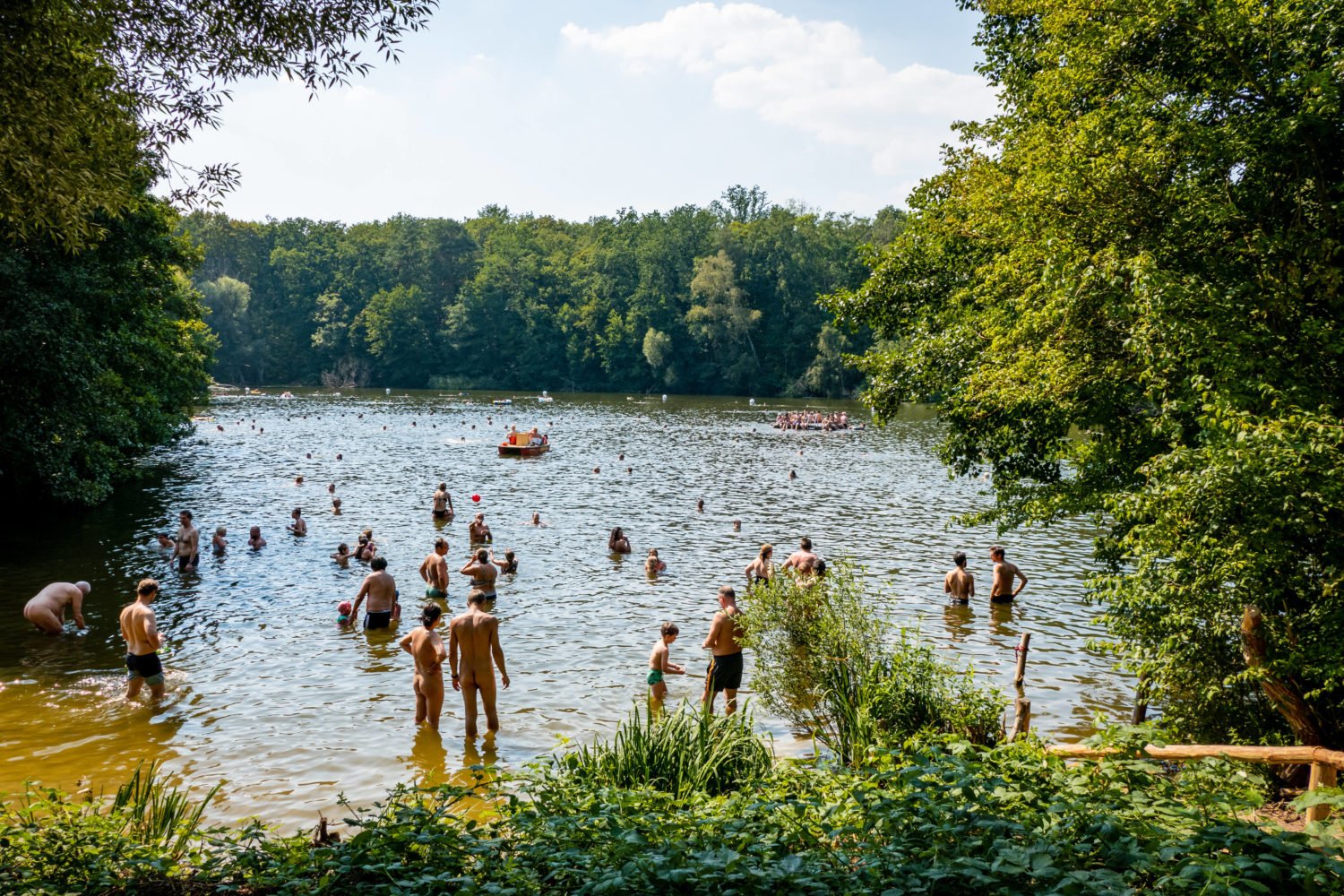Sommer in Berlin: Am Teufelssee ist Kleidung teils optional. Perfekt für einen FKK-Ausflug. Foto: Imago Images/Zeitz