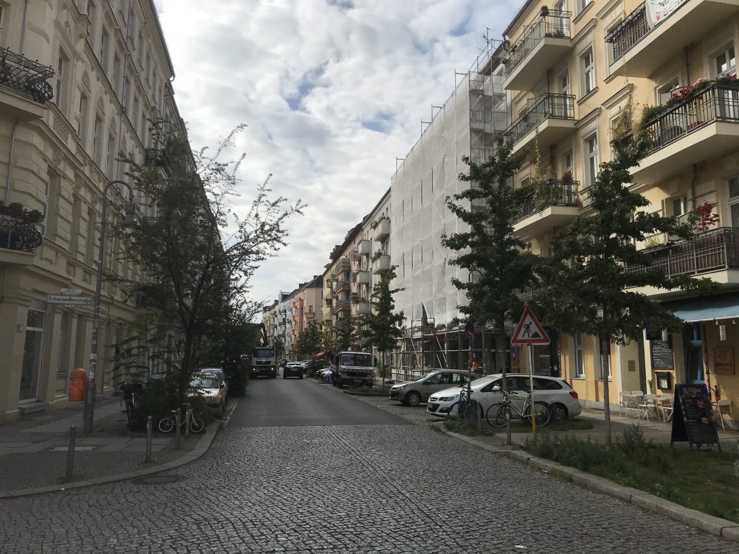 Von Häuserkampf keine Spur mehr: Das Foto zeigt die Mainzer Straße in Berlin 30 Jahre nach der Wiedervereinigung. Foto: Jacek Slaski
