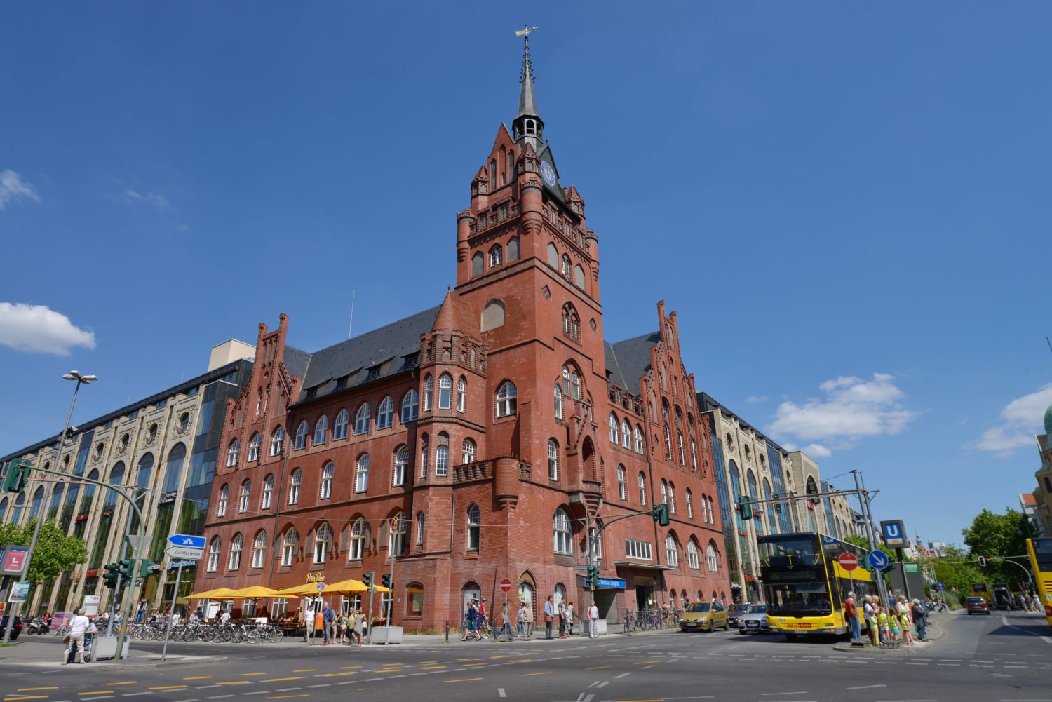 Das Rathaus Steglitz am gleichnamigen U-Bahnhof wird von dem Einkaufszentrum Das Schloss umzingelt. Foto: Imago/Joko