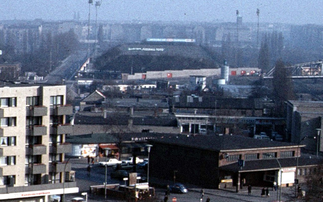 Das Stadion am Gesundbrunnen, 1974. Foto: Andreas Schwarzkopf/Wikimedia Commons/CC 3.0