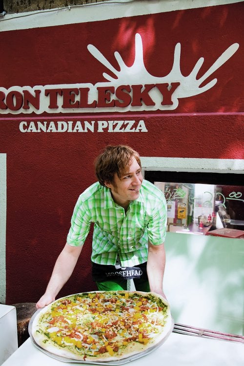 Sebastian Hunold mit seiner Pizzakreation. Foto: Ron Telesky