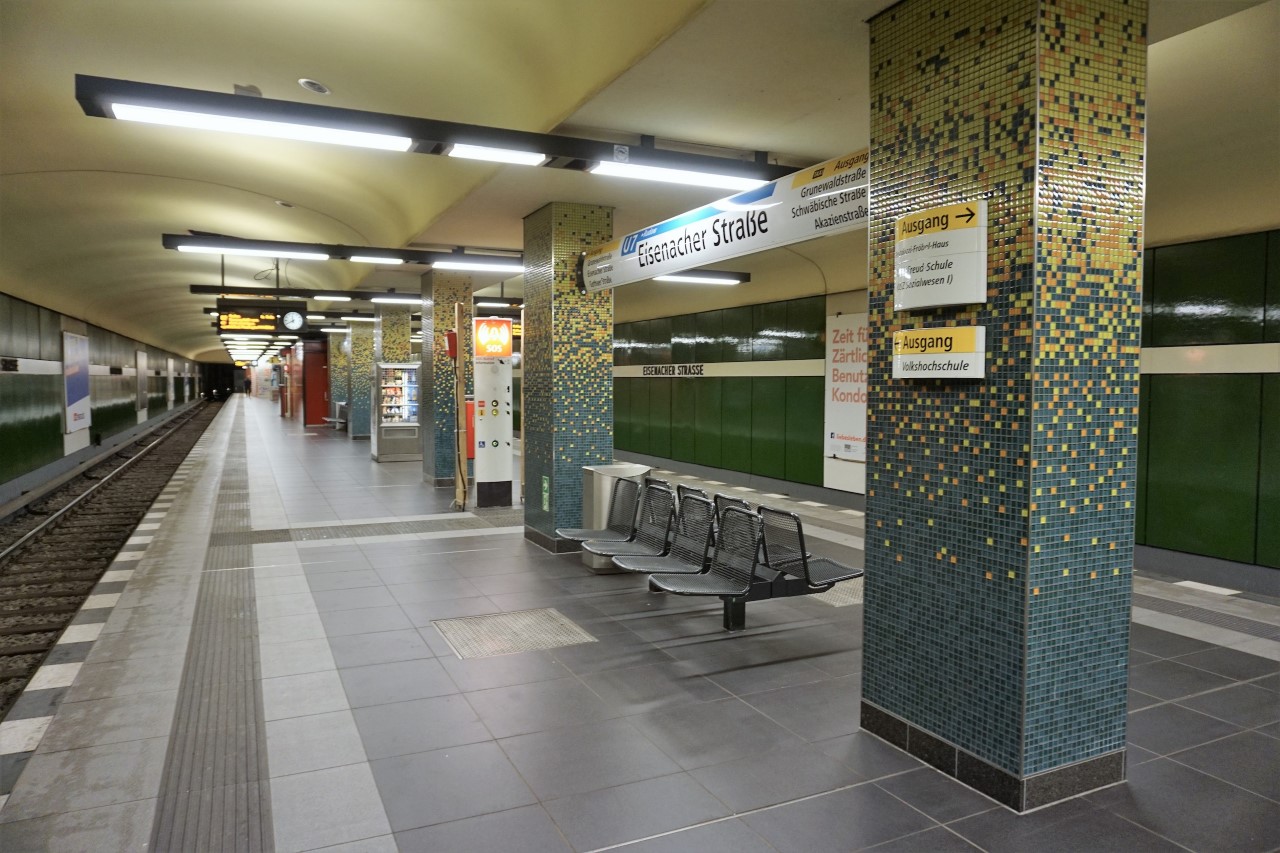 Der U-Bahnhof Eisenacher Straße soll Assoziationen mit dem Thüringer Wald wecken. Foto: Jörg Pawlitzke/BVG