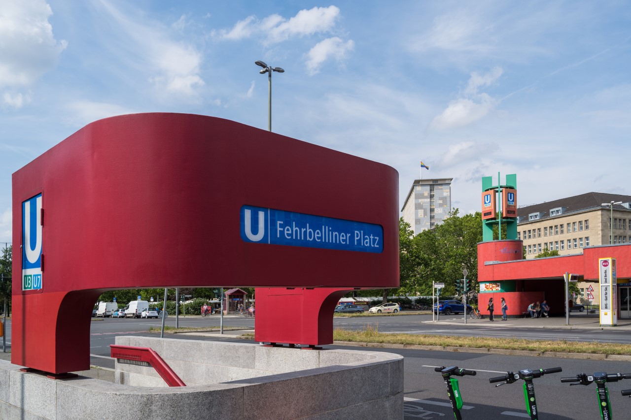 Rund und rot: das Empfangsgebäude des U-Bahnhofs Fehrbelliner Platz, entworfen von Rainer G. Rümmler. Foto: Andreas Süß/BVG