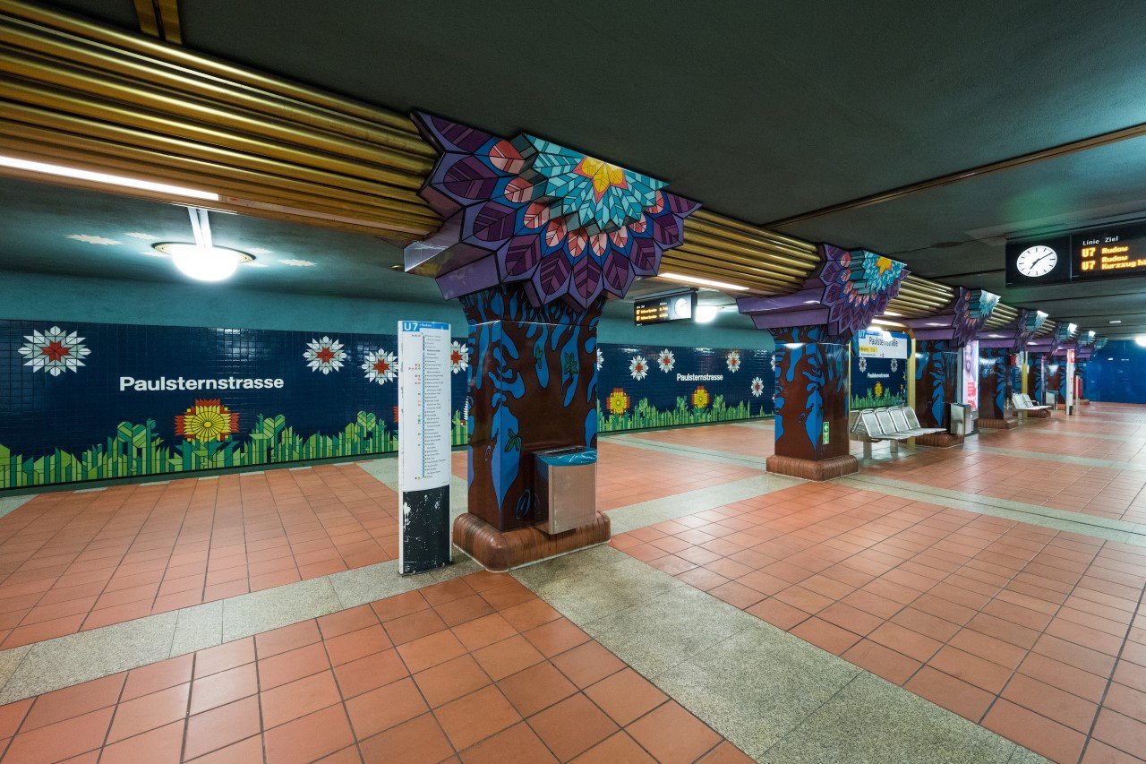 Eine Blumenwiese im Untergrund: Der Bahnhof Paulsternstraße ist das Gegenstück zum kargen Ausblick aus Mietskasernen. Foto: Andreas Süß/BVG