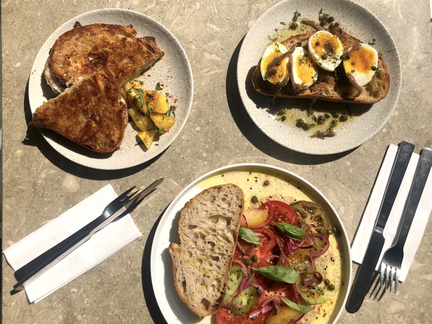 Bergmannstraße Brunch bis zum späten Nachmittag: Suppen, Sauerteigbrot und Gebackenes überzeugen bei Two Trick Pony.