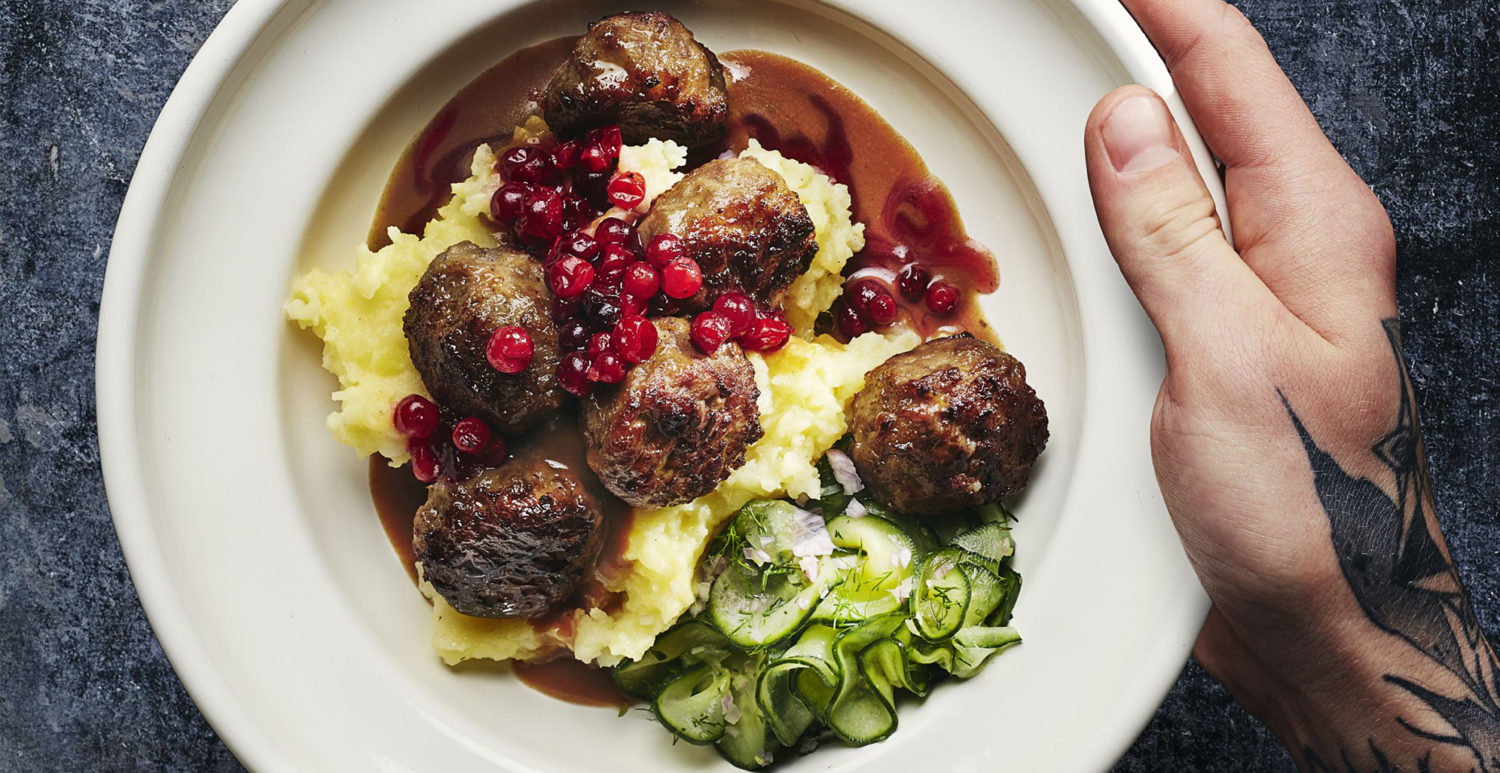 Köttbullar mit Kartoffelstampf, Preiselbeeren und Gurkensalat: so schmeckt Schweden im Möllers Köttbullar.     