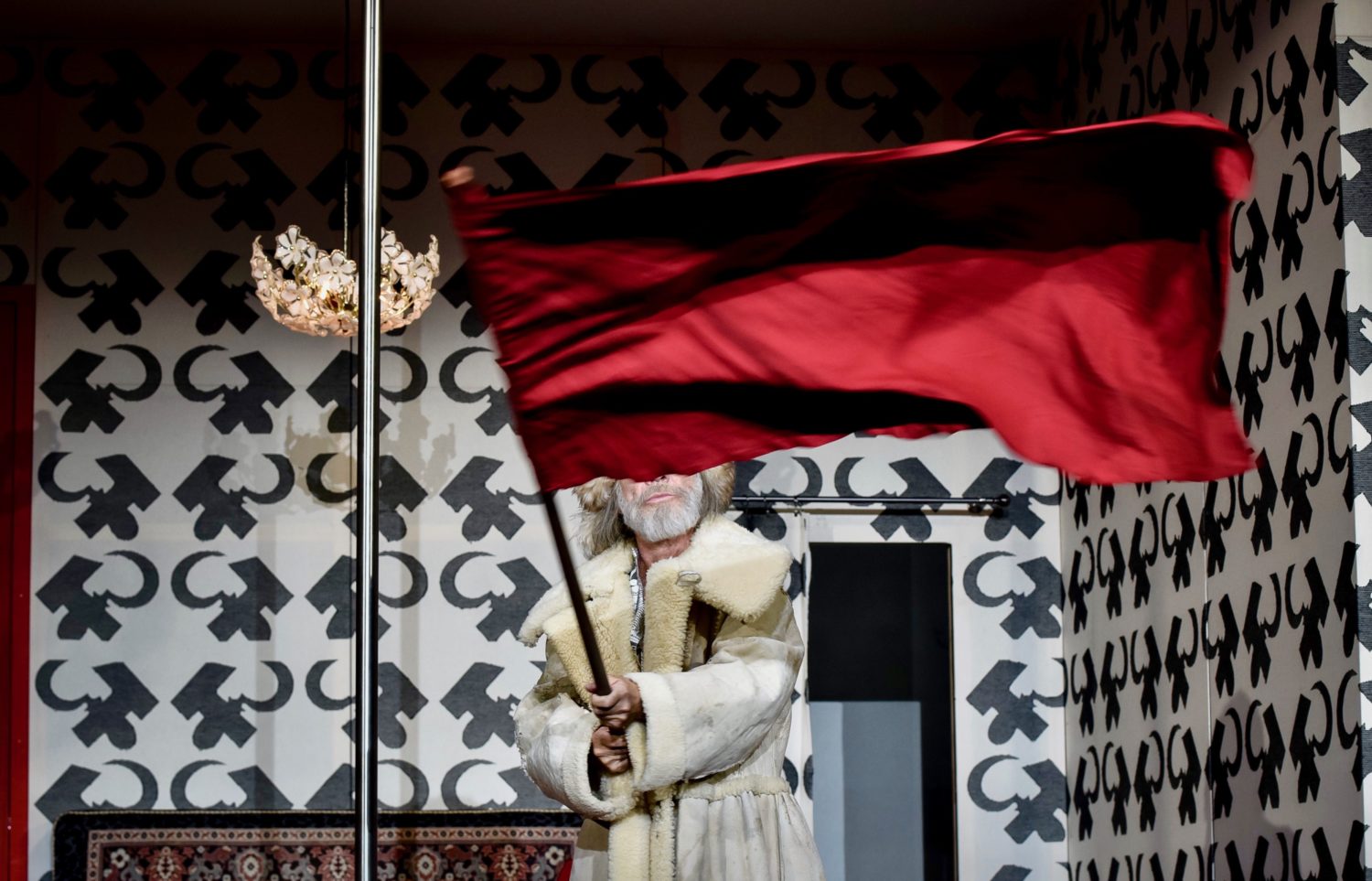 Revolution, wohin man blickt: Martin Wuttke schwenkt die rote Fahne. Foto: Arno Declair