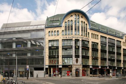 Die Hackeschen Höfe an der Rosenthaler Straße ist nach der Sanierung des Gebäudekomplexes zu einem der teuersten Immobilien Berlins geworden. Auch internationale Firmen wollen aufgrund der guten Lage hier ansässig sein.