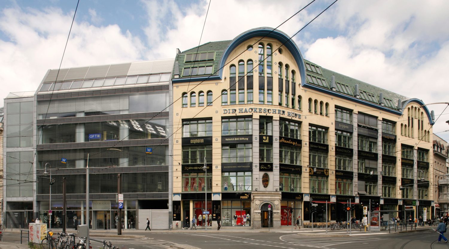 Die Hackeschen Höfe an der Rosenthaler Straße ist nach der Sanierung des Gebäudekomplexes zu einem der teuersten Immobilien Berlins geworden. Auch internationale Firmen wollen aufgrund der guten Lage hier ansässig sein.