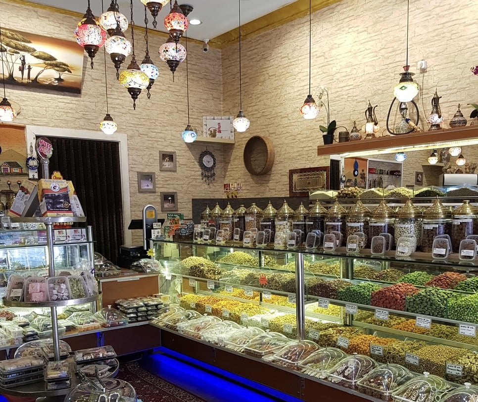 Baklava Berlin Jede Filiale der Berliner Ladenkette Nuts & Co ist ein kleines Paradies für Nüsse, Trockenfrüchte und andere orientalische Süßigkeiten.