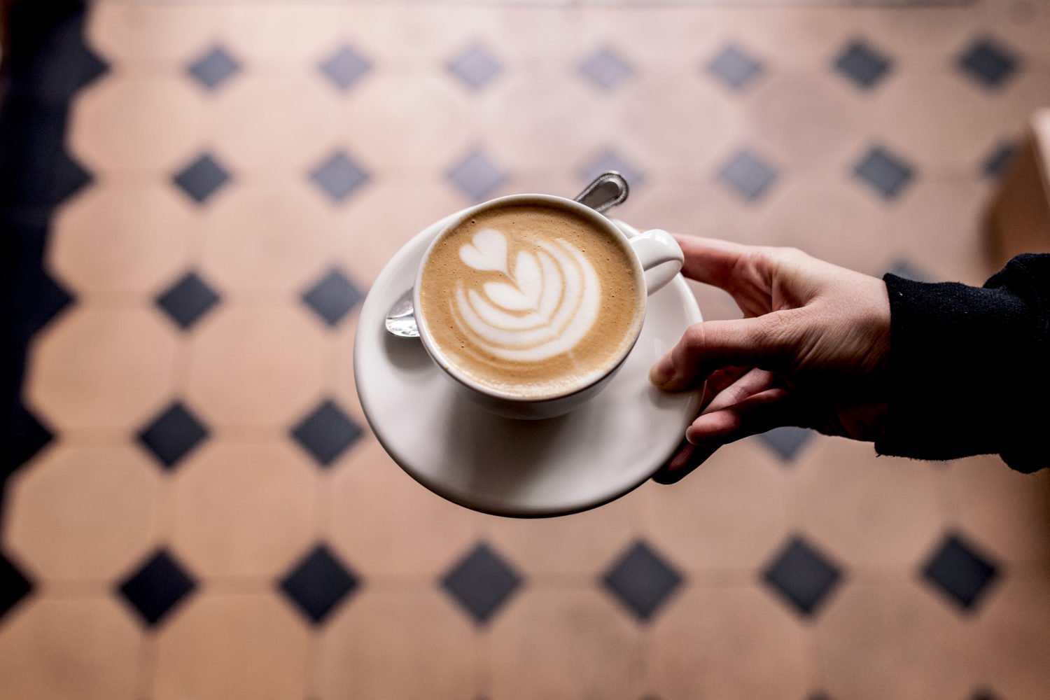 Cafés in Kreuzberg: Kleine aber wunderbare Karte und ein großartiger Kaffe. Foto: Annelies