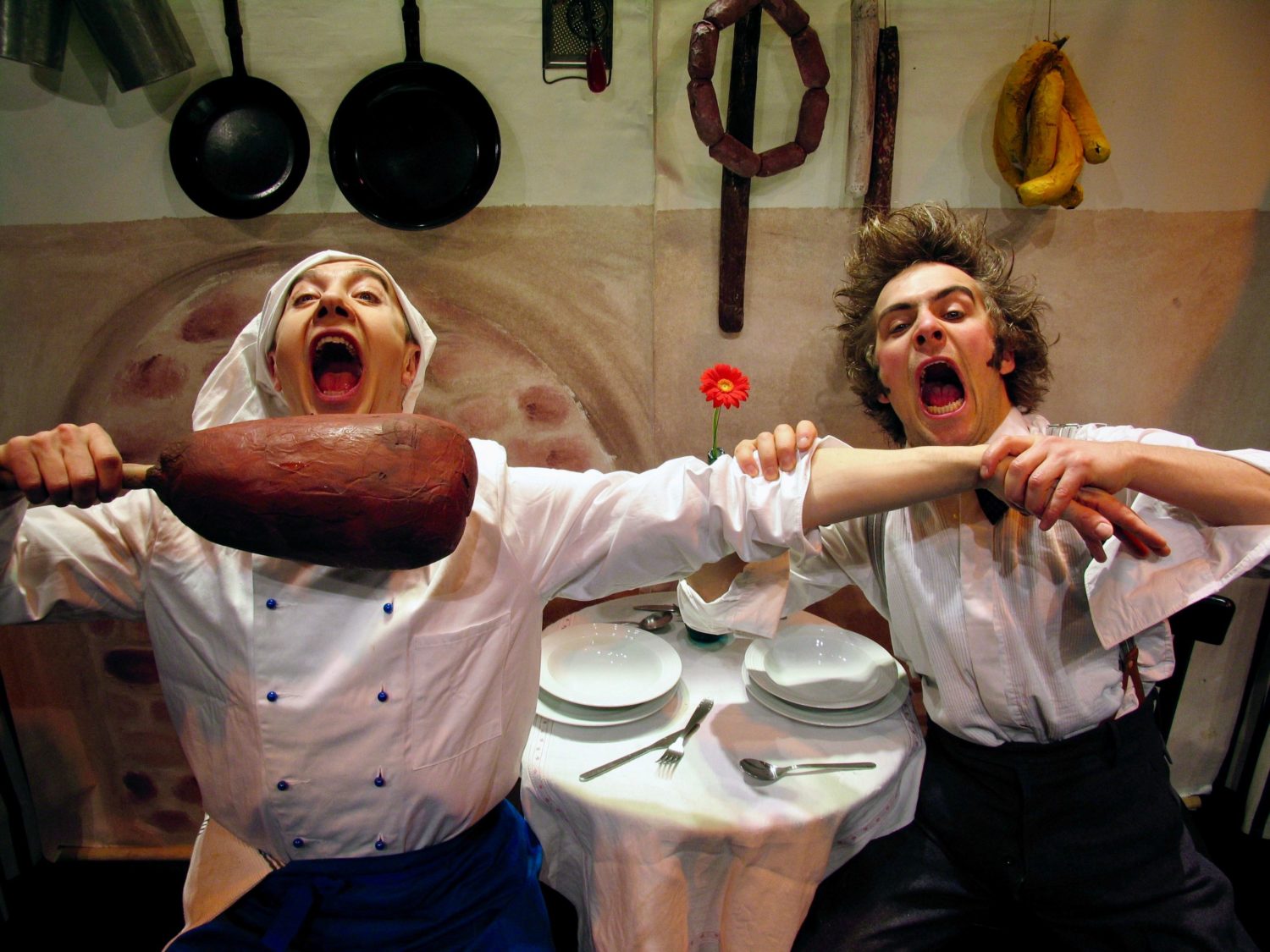Sebastian Matt und Thomas Endel (r.) im Kindertheater Coq au Vin. "Der furiose Küchenzirkus" heißt dieses unterhaltsame Stück. Foto: Klaus Loch