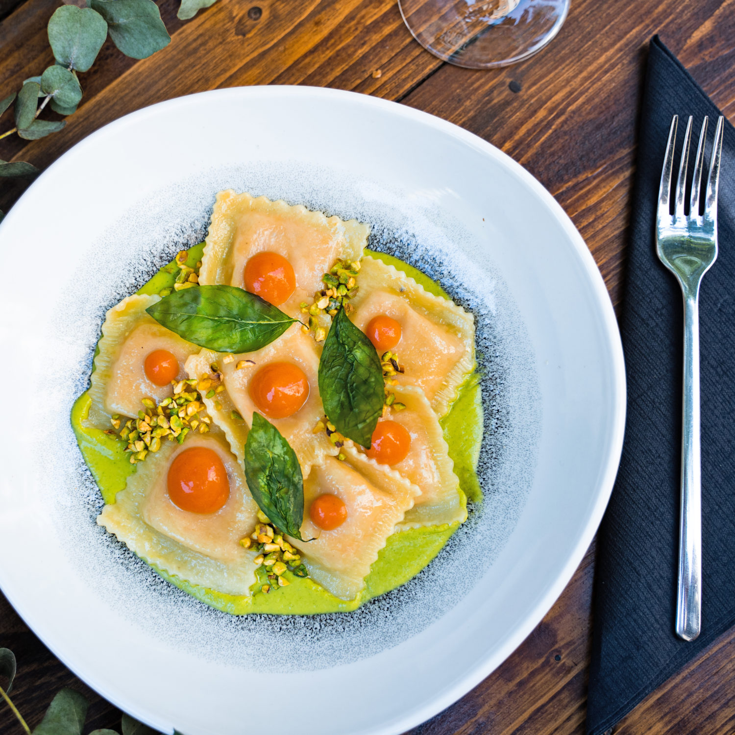 Ravioli bei Mani in Pasta Ristorante Außengastronomie öffnet