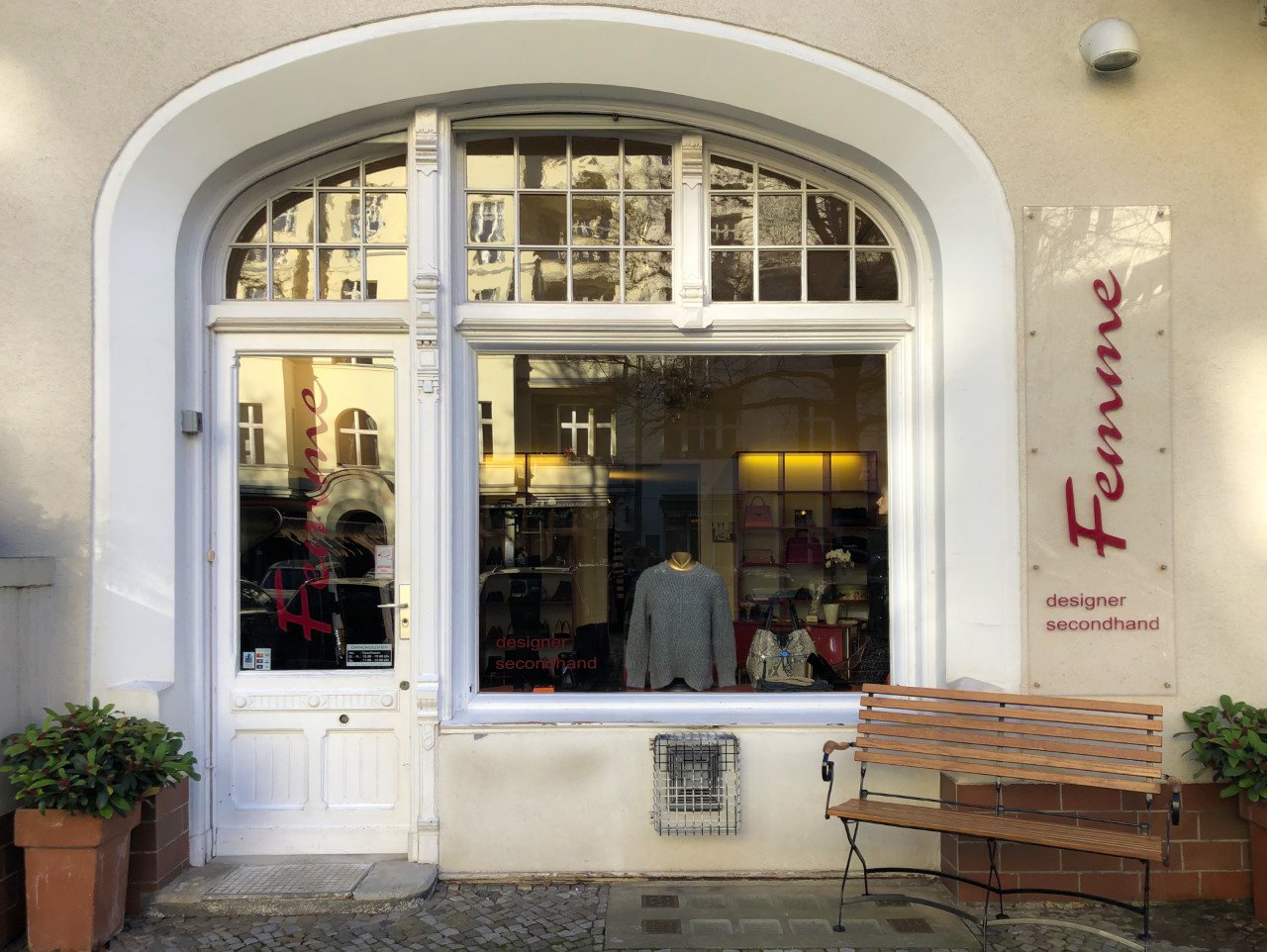 Second Hand Berlin Bei Femme Designer Second Hand in Charlottenburg ist jedes Teil ein Klassiker – vieles ist noch ungetragen.